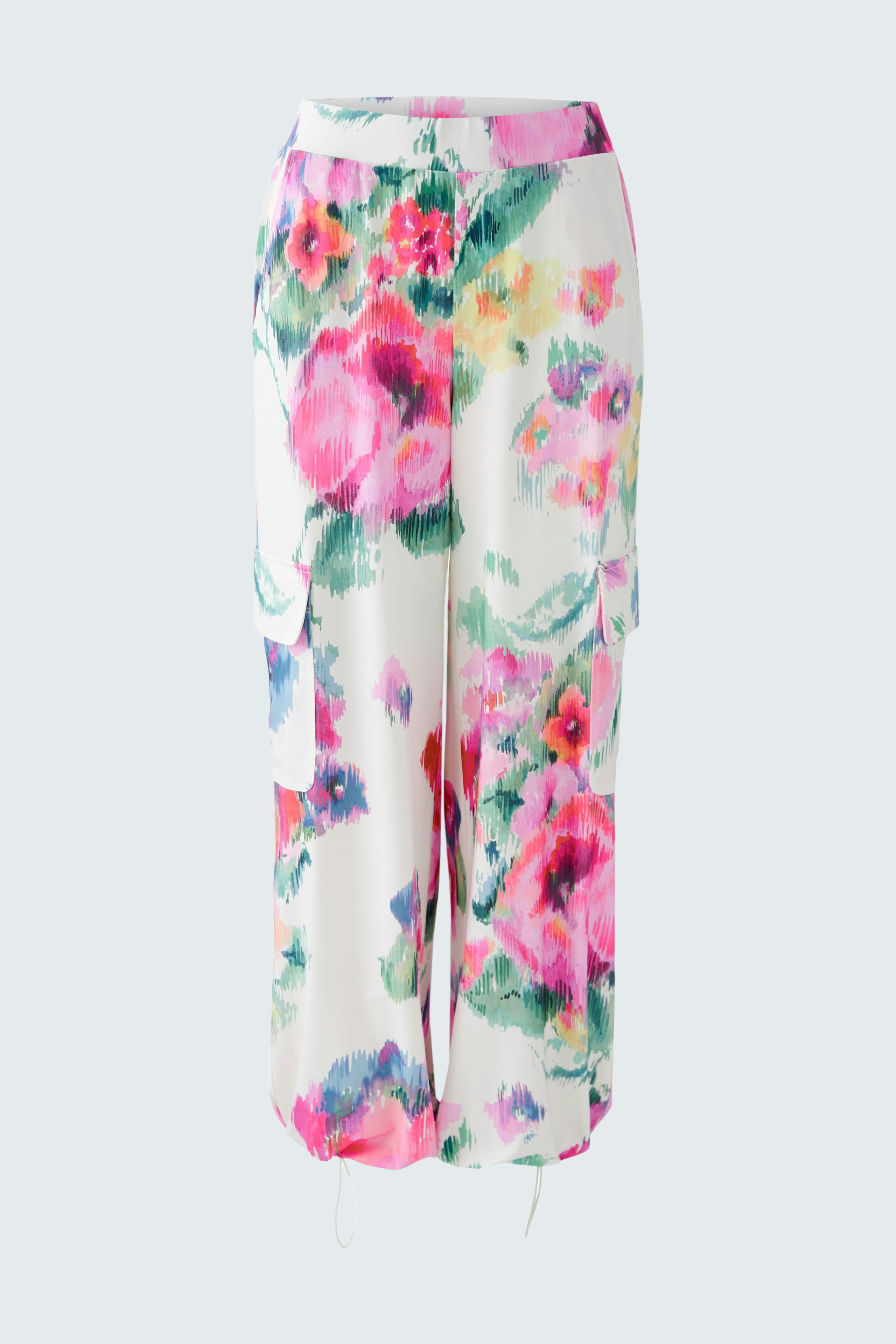 Hübsche Damen-Hose: Weiße Hose mit buntem Blumenmuster, ideal für einen frischen, sommerlichen Look.