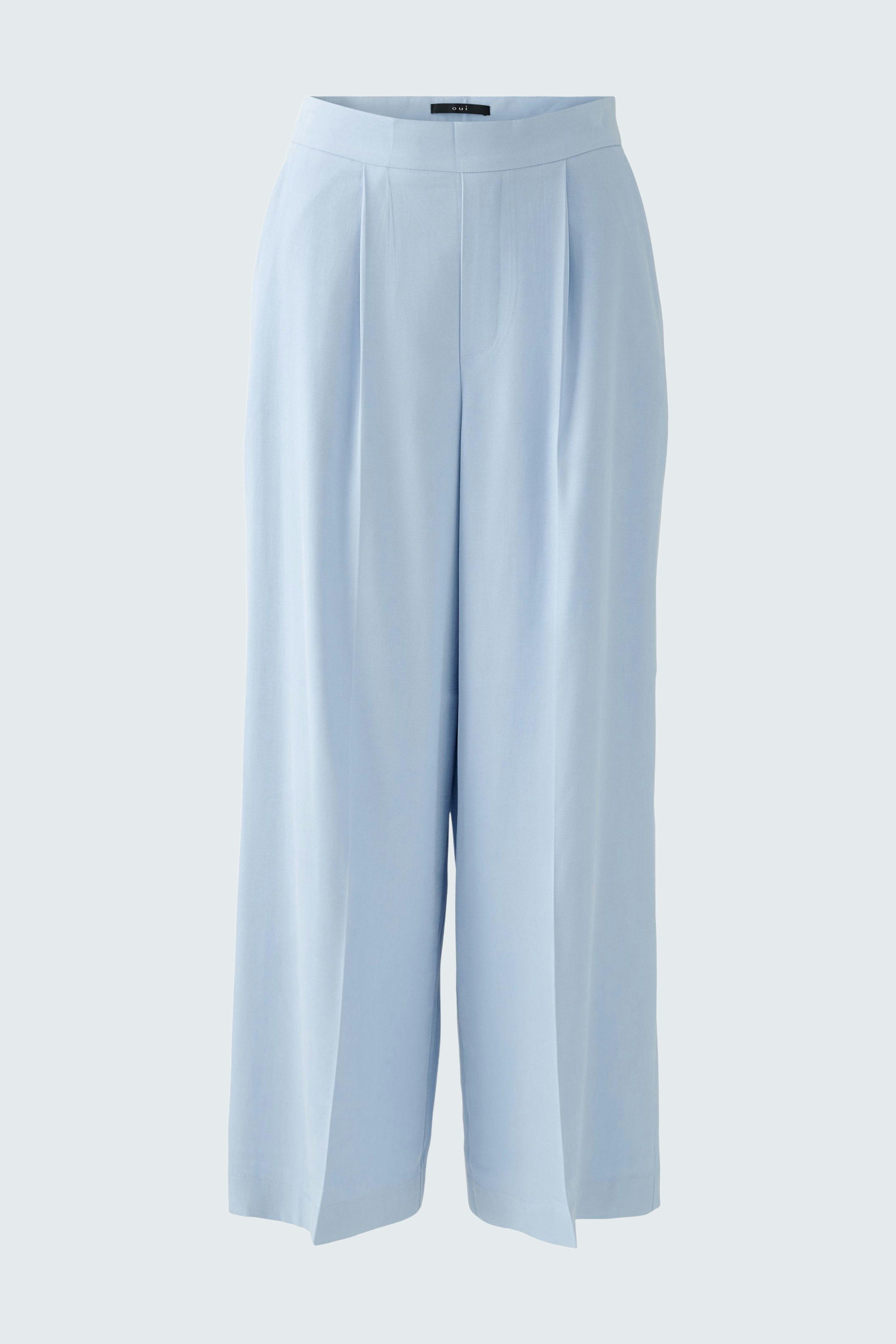 Helle Damen-Culotte in sanftem Blau mit weitem Bein und Falten, ideal für einen lässigen Look.