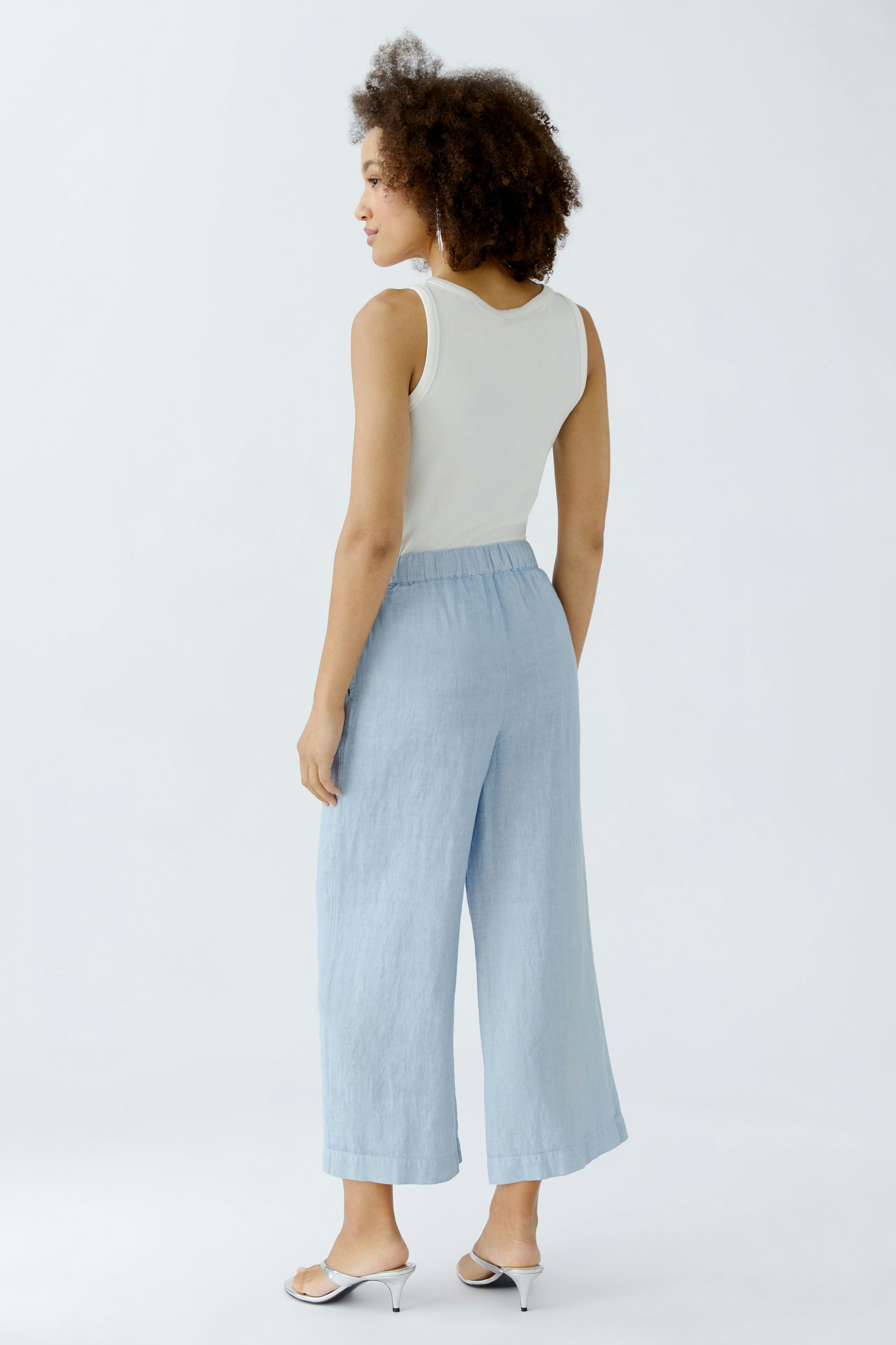 Casual women's culottes: A woman in light blue culottes with a relaxed fit, showcasing comfort and style.