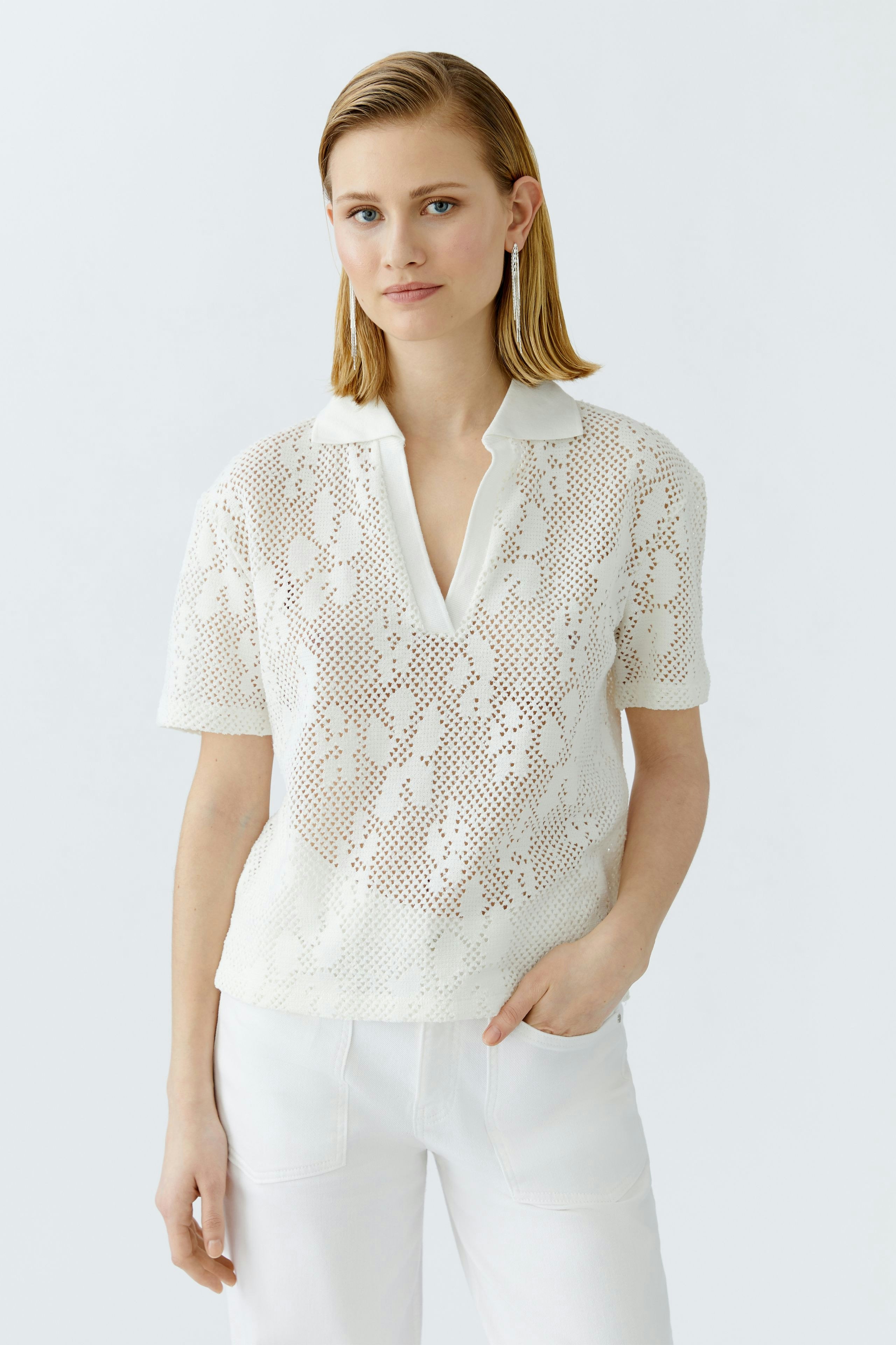 Luftiges Damen-Poloshirt: Frau in weißem, durchbrochenem Poloshirt mit Kragen und kurzen Ärmeln.
