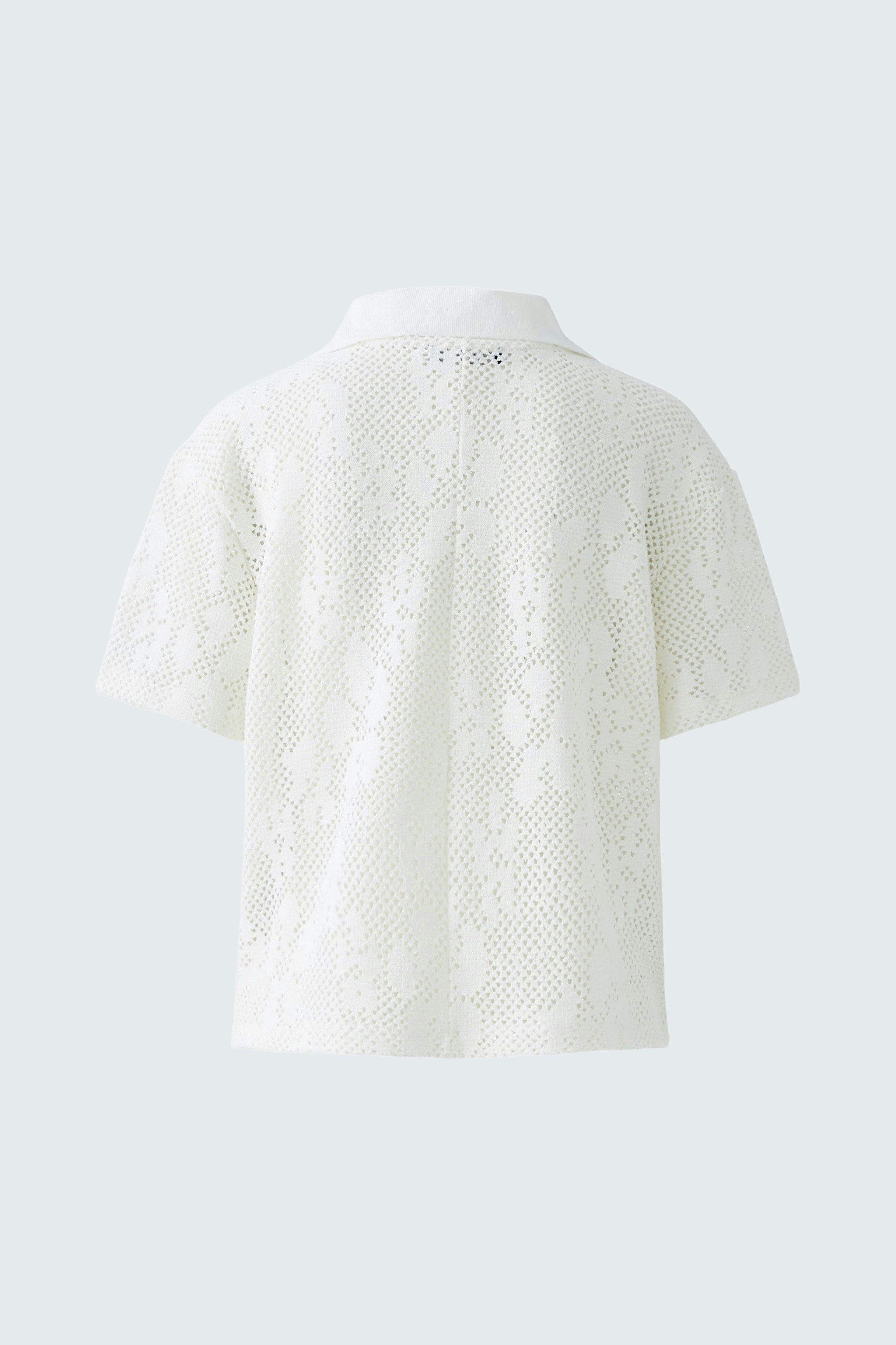 Helles Damen-Poloshirt mit strukturiertem Design, lässig und vielseitig kombinierbar.