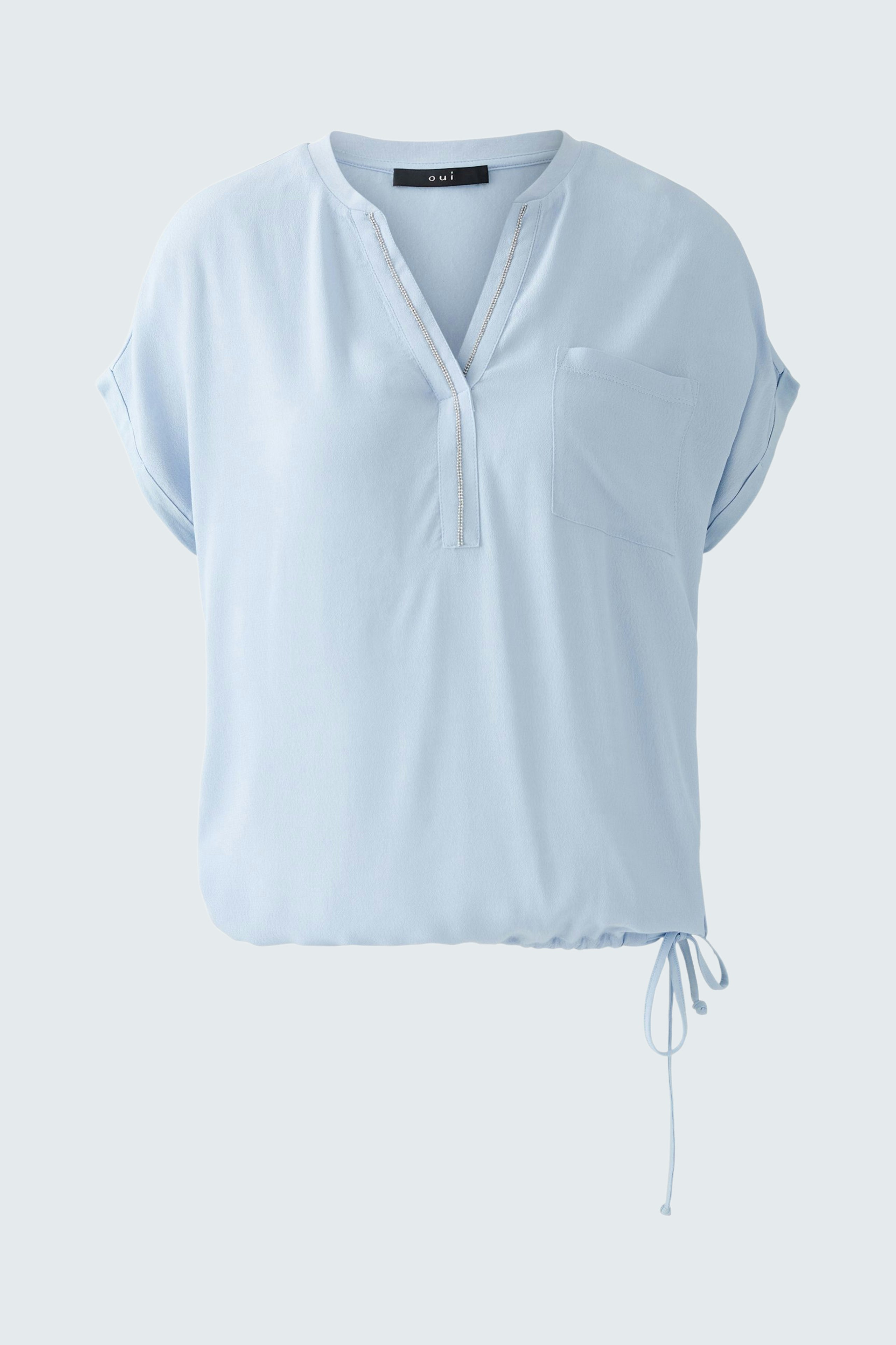 Leichtes Blusenshirt in Hellblau mit kurzen Ärmeln und Knoten-Detail, ideal für den Alltag.