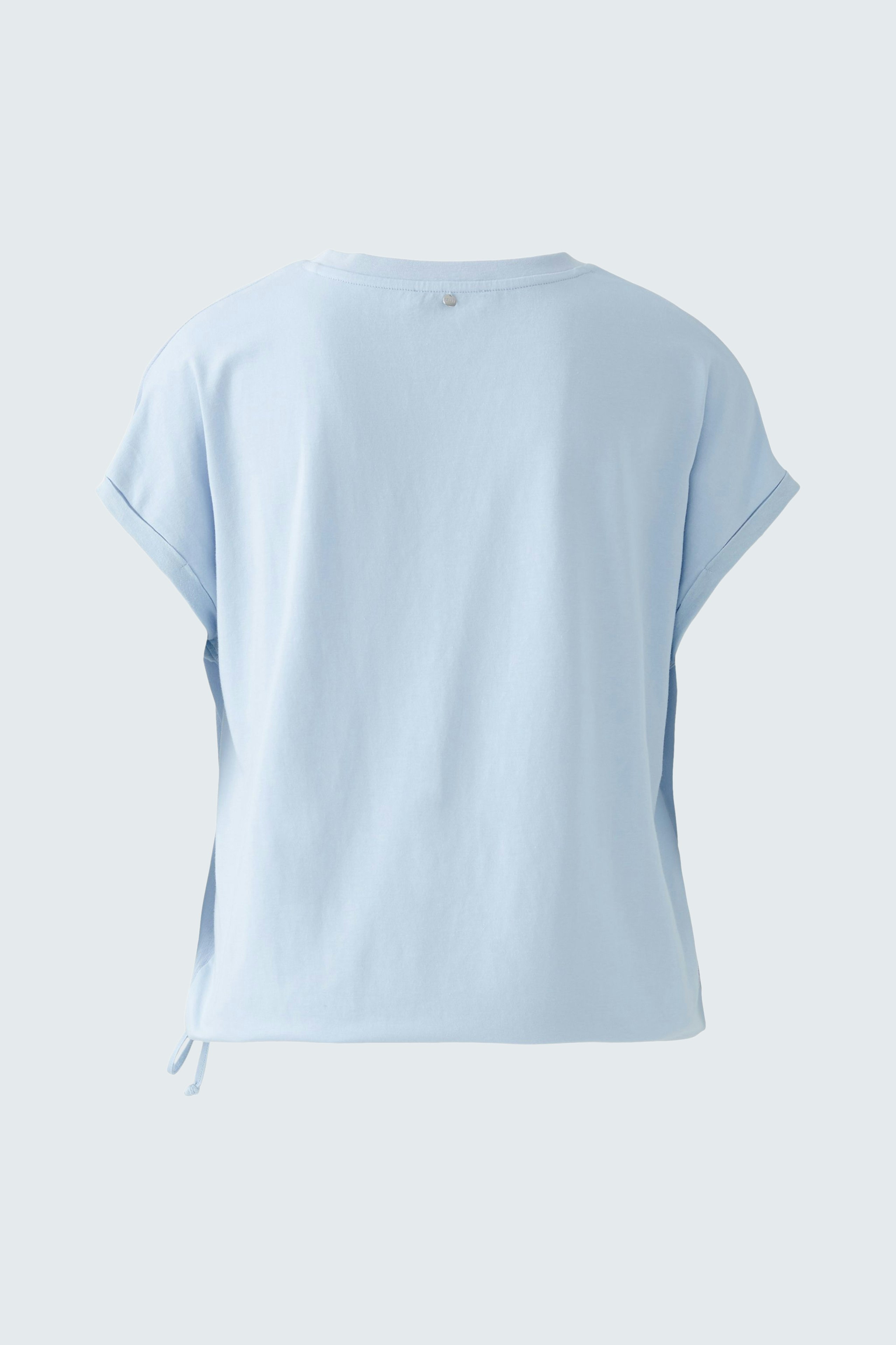 Bequemes Blusenshirt: Rückansicht eines hellblauen Shirts mit lässigen Ärmeln und lockerer Passform.