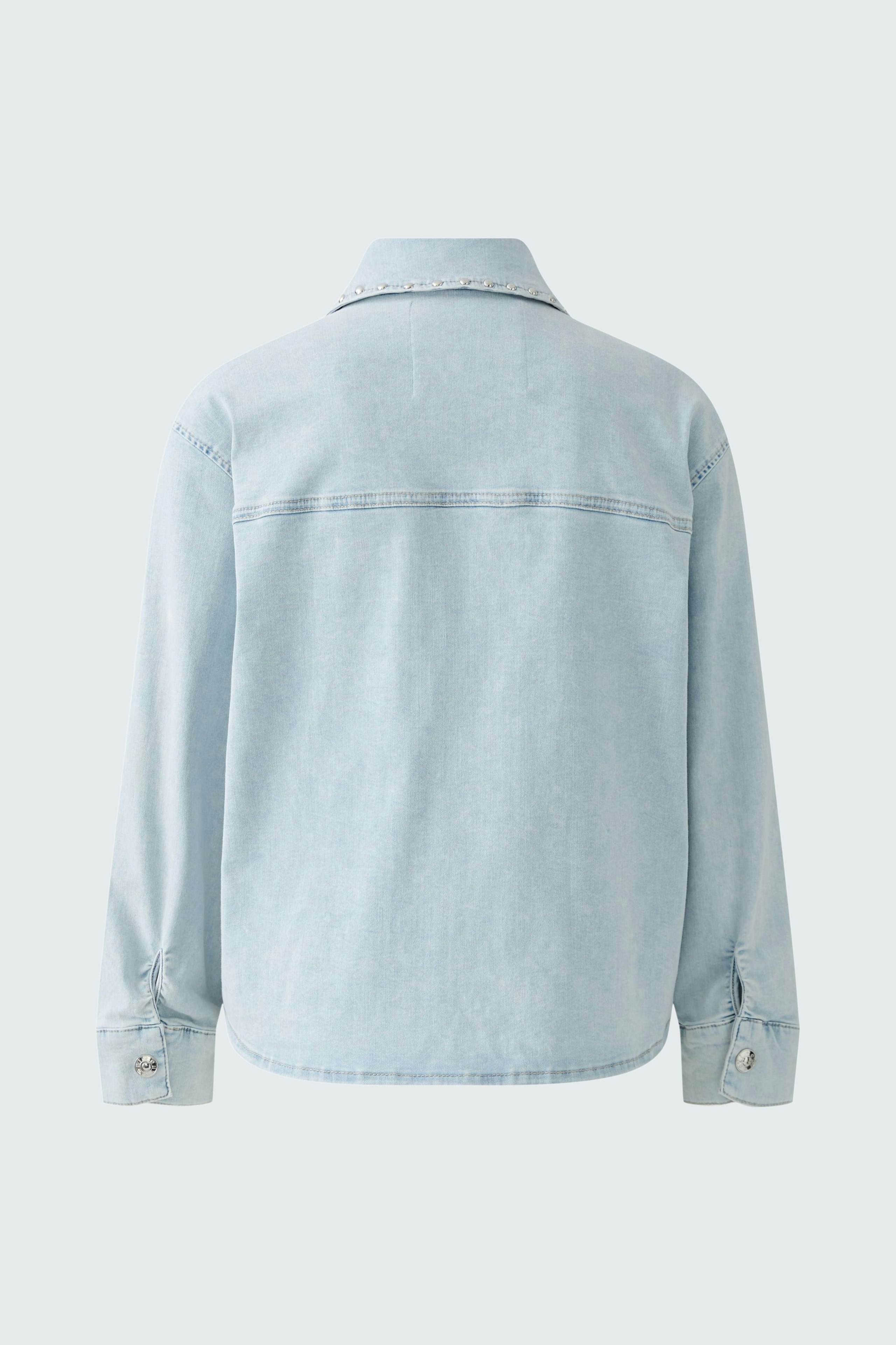 Casual women's denim jacket: Light blue, relaxed fit with button details, perfect for everyday wear.