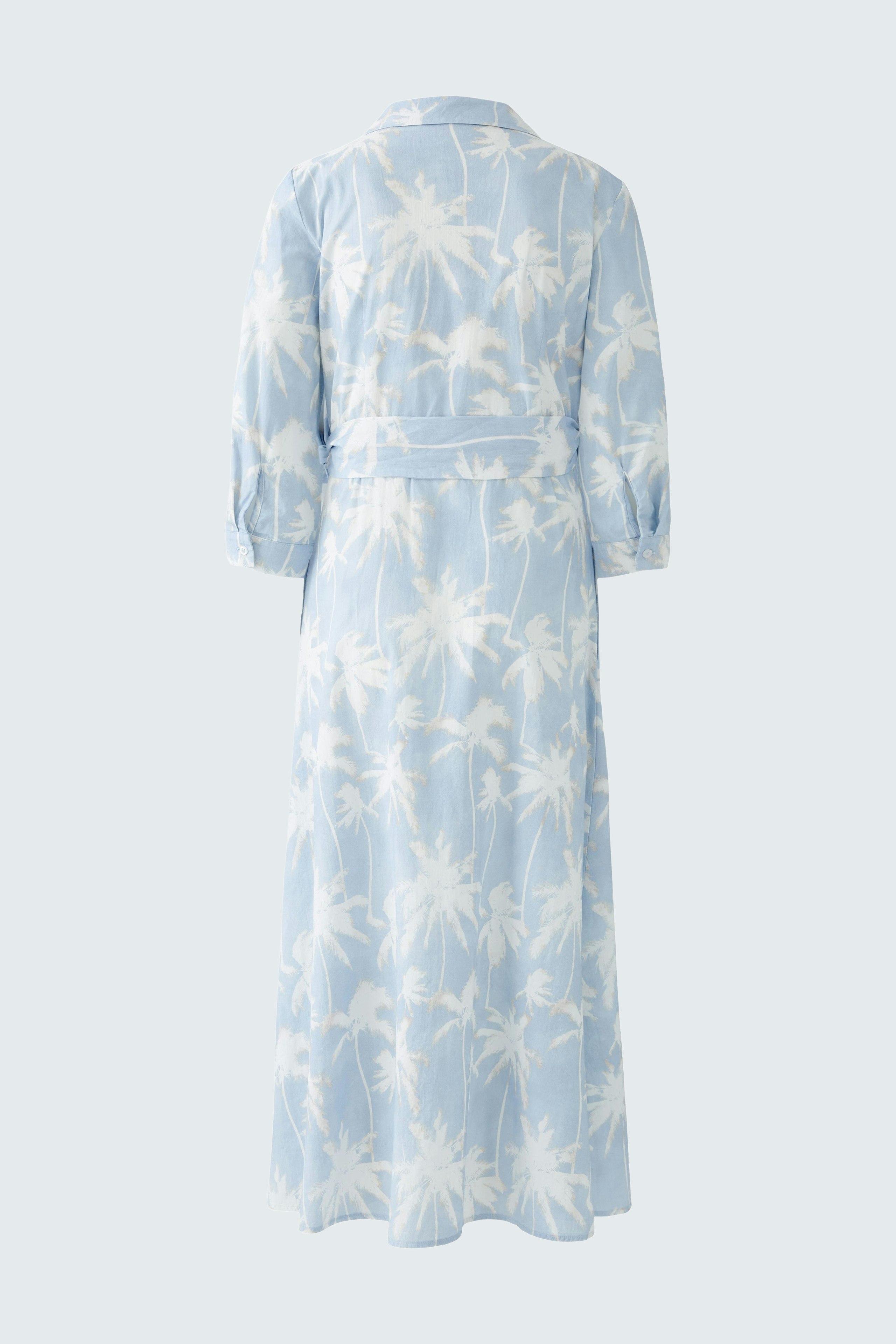 Wickelkleid in hellem Blau mit floralem Muster. Lässiger Schnitt und bequeme Passform für den Alltag.