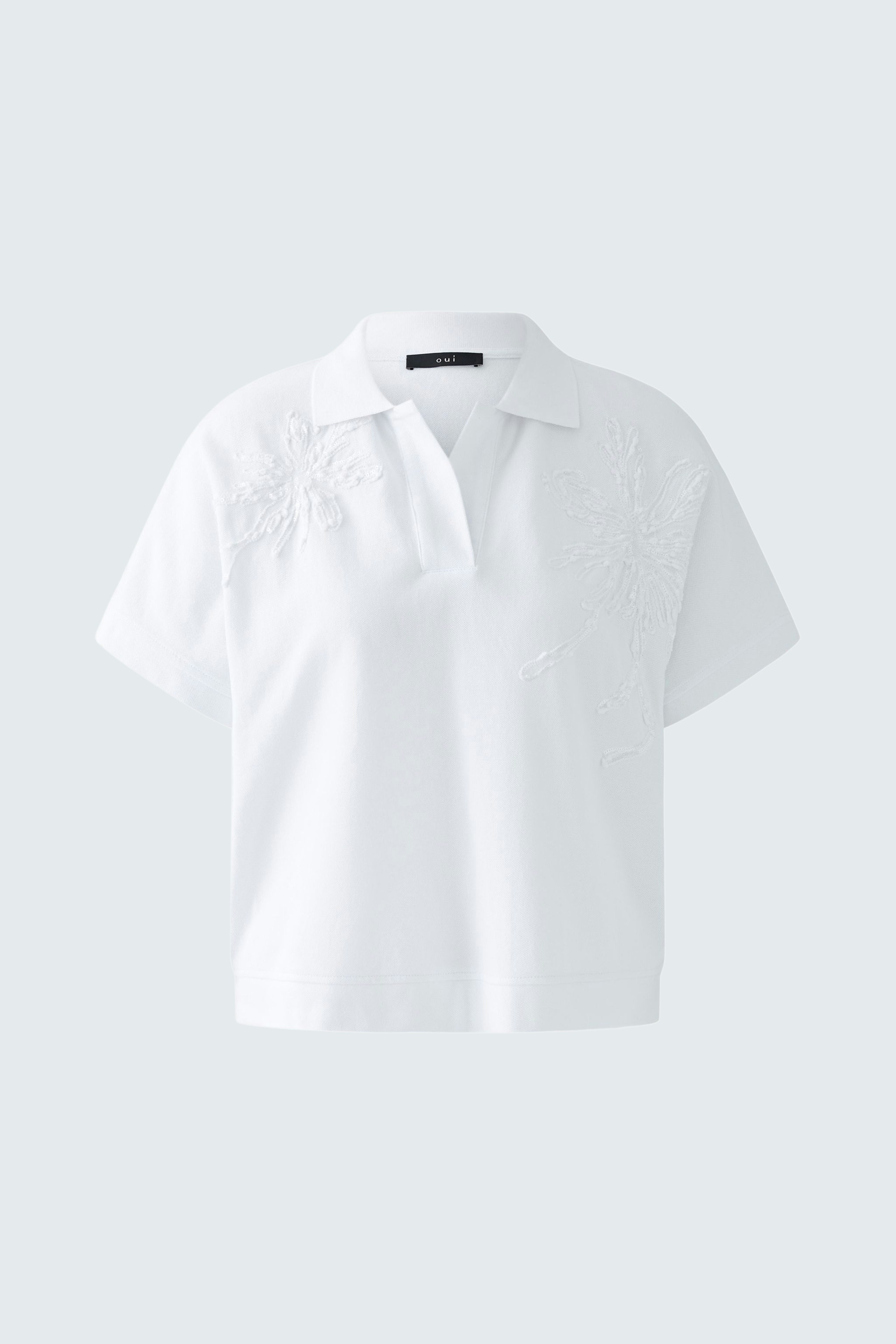 Bequemes Damen-Poloshirt in Weiß mit dezentem Stickmuster, ideal für lässige Outfits.