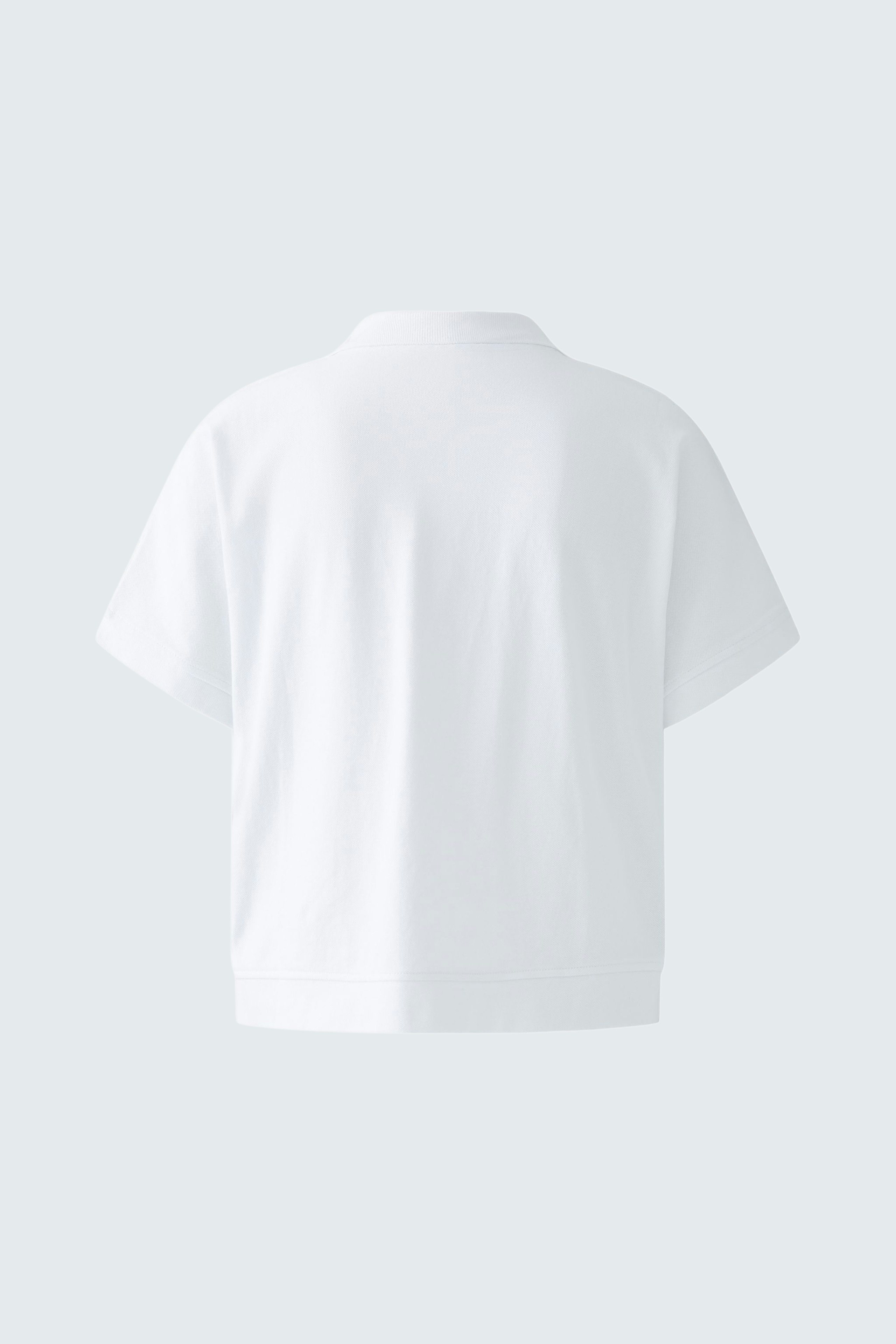 Weißes Poloshirt: Rückansicht eines lässigen Damen-Poloshirts mit kurzen Ärmeln und lockerer Passform.