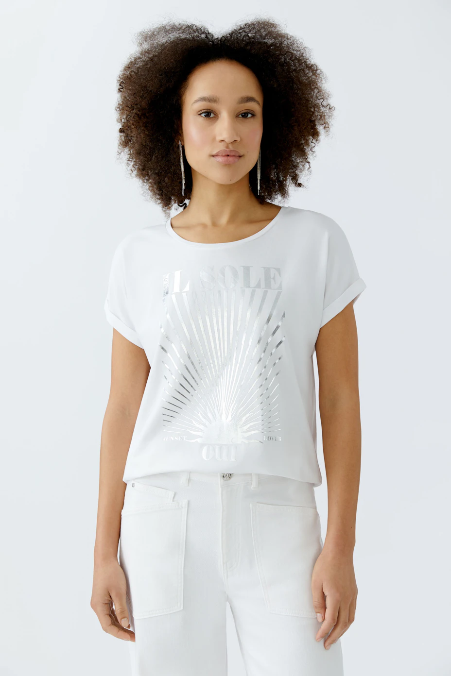 Weißes Damen-T-Shirt mit glänzendem Print und lässigem Schnitt, ideal für den Alltag.