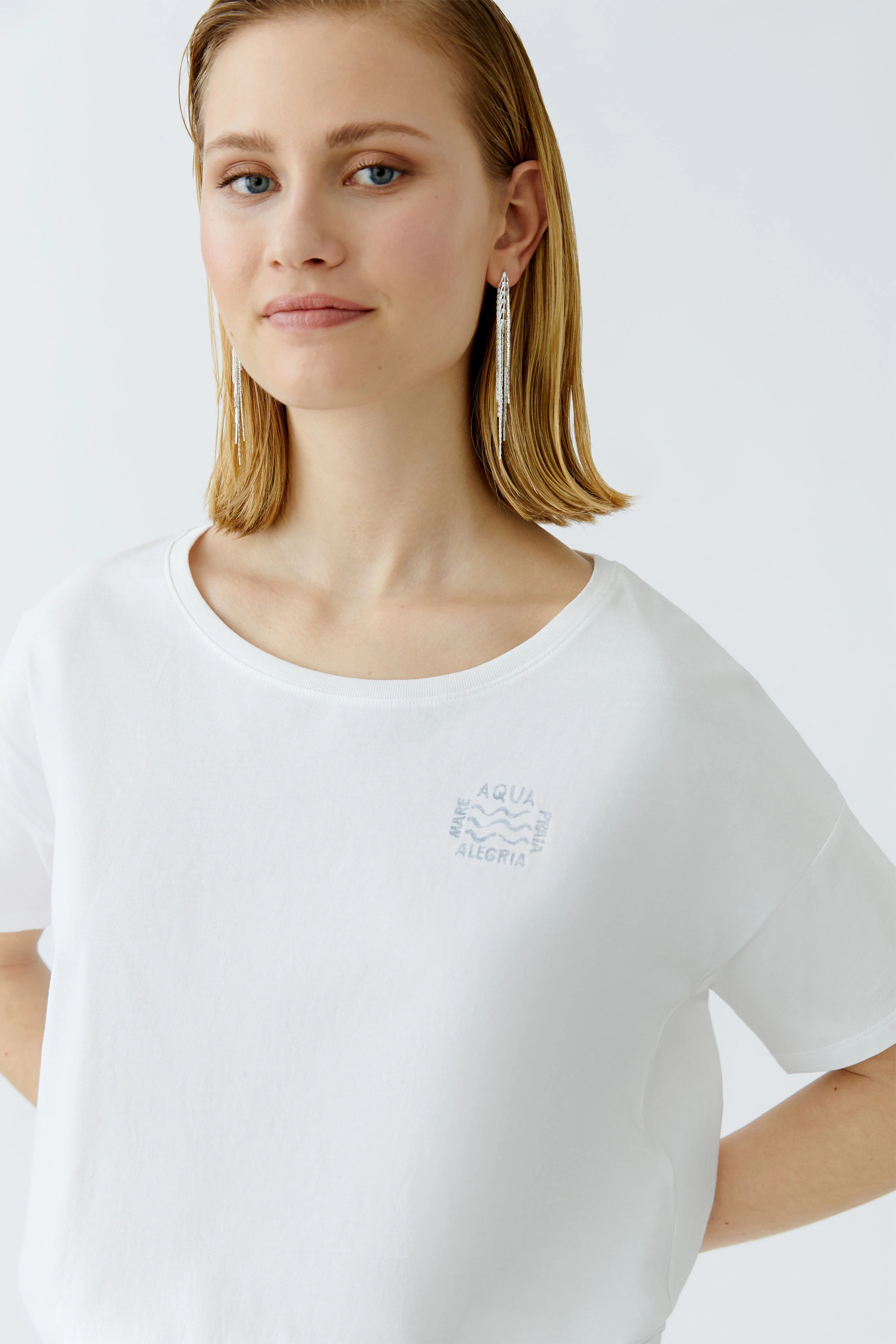 Weißes Damen-T-Shirt mit Rundhalsausschnitt und dezentem Logo-Print auf der Brust.