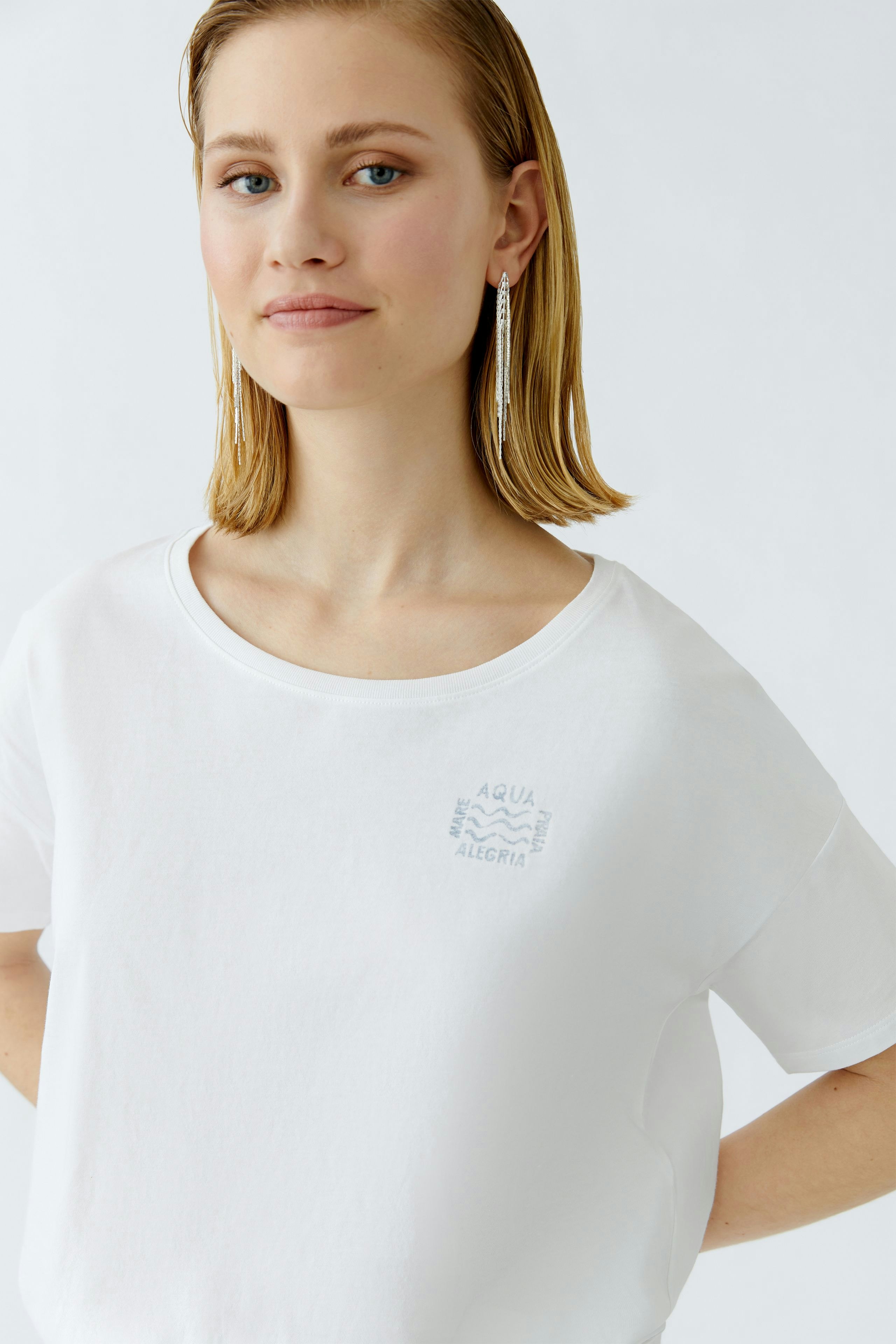 Weißes Damen-T-Shirt mit Rundhalsausschnitt und dezentem Logo-Print auf der Brust.