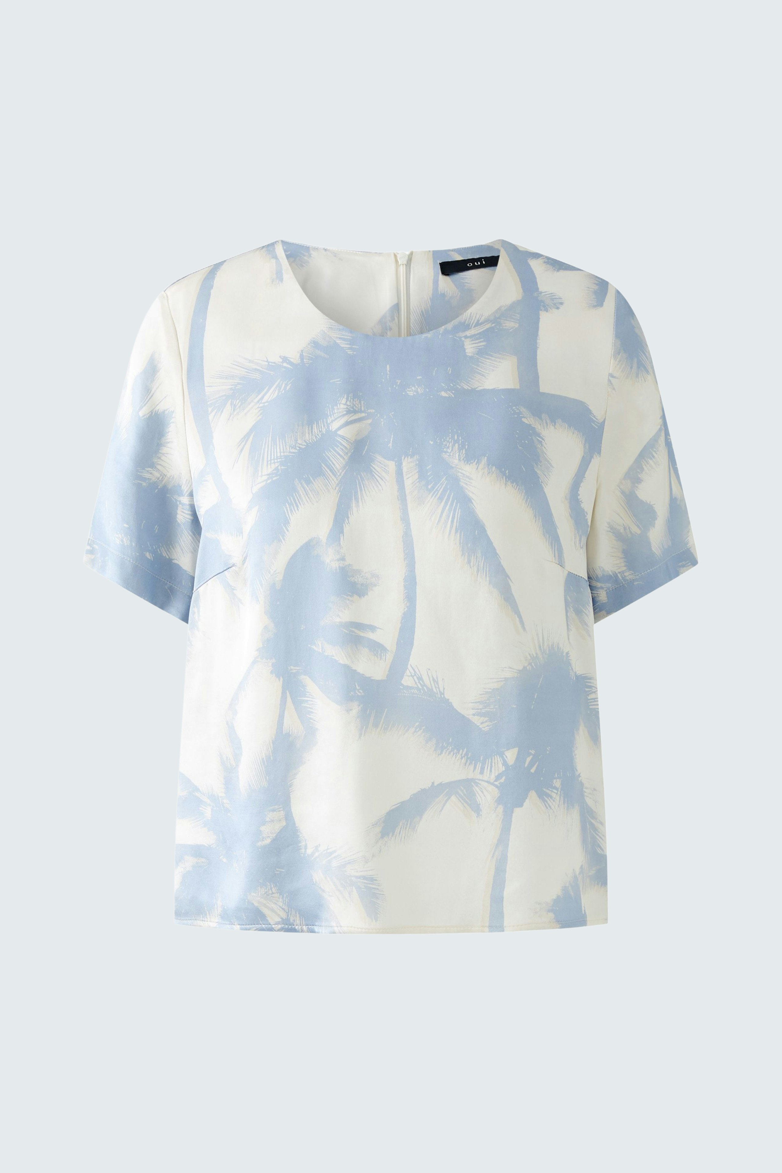 Casual women's blouse: Short-sleeved top with a light blue palm print, perfect for warm days.