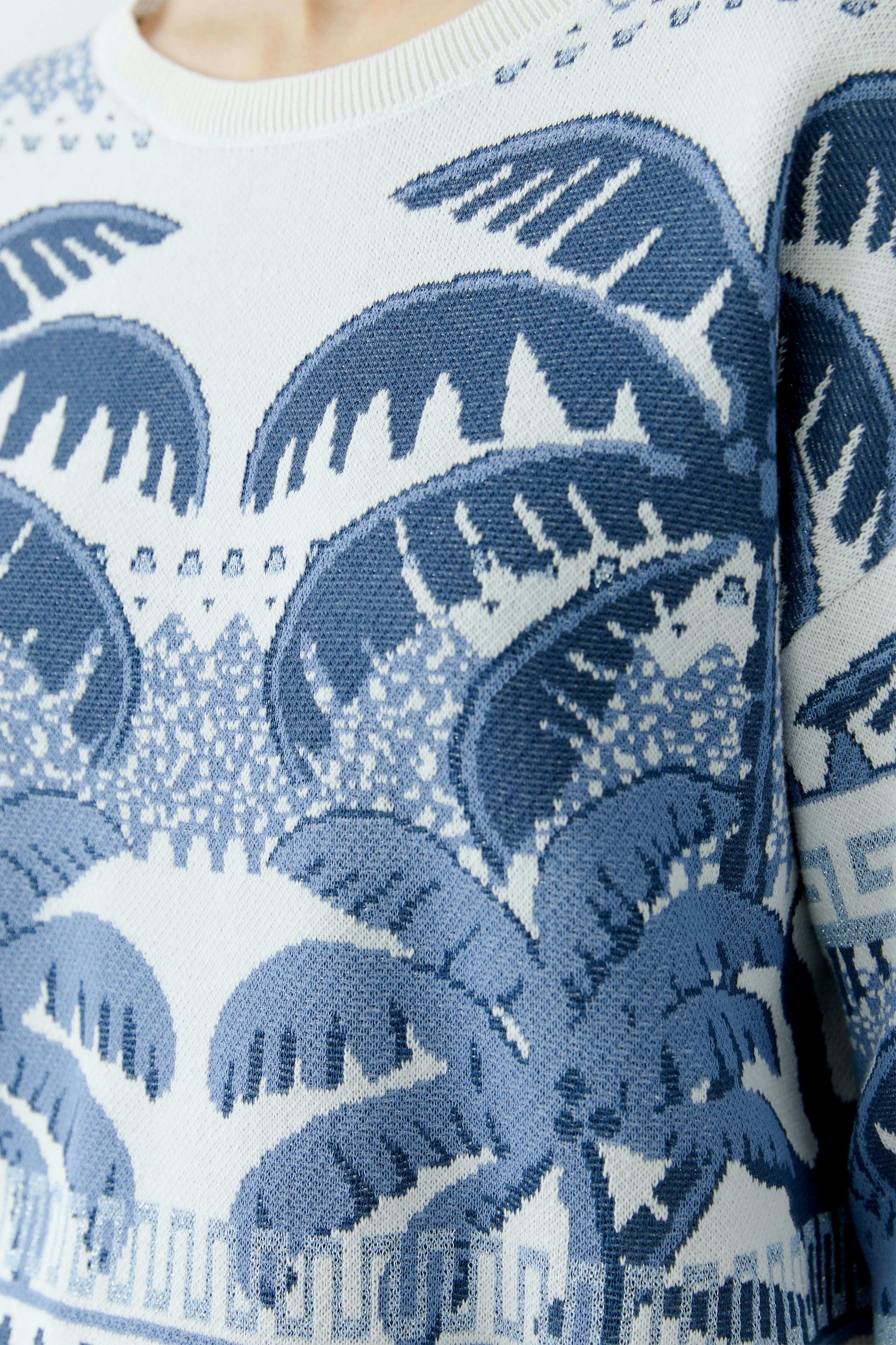 Casual women's pullover featuring a blue palm tree design, perfect for relaxed outings.