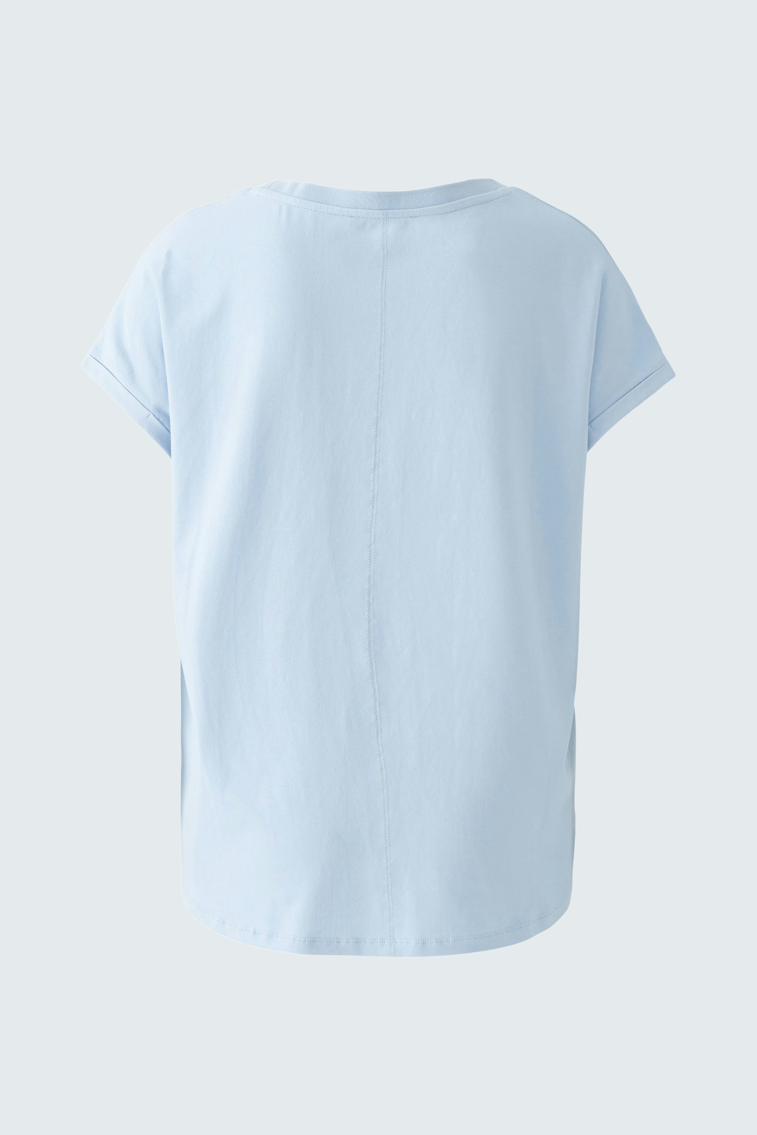 Bequemes Blusenshirt in Hellblau: Rückansicht eines lässigen Damenoberteils mit kurzen Ärmeln.