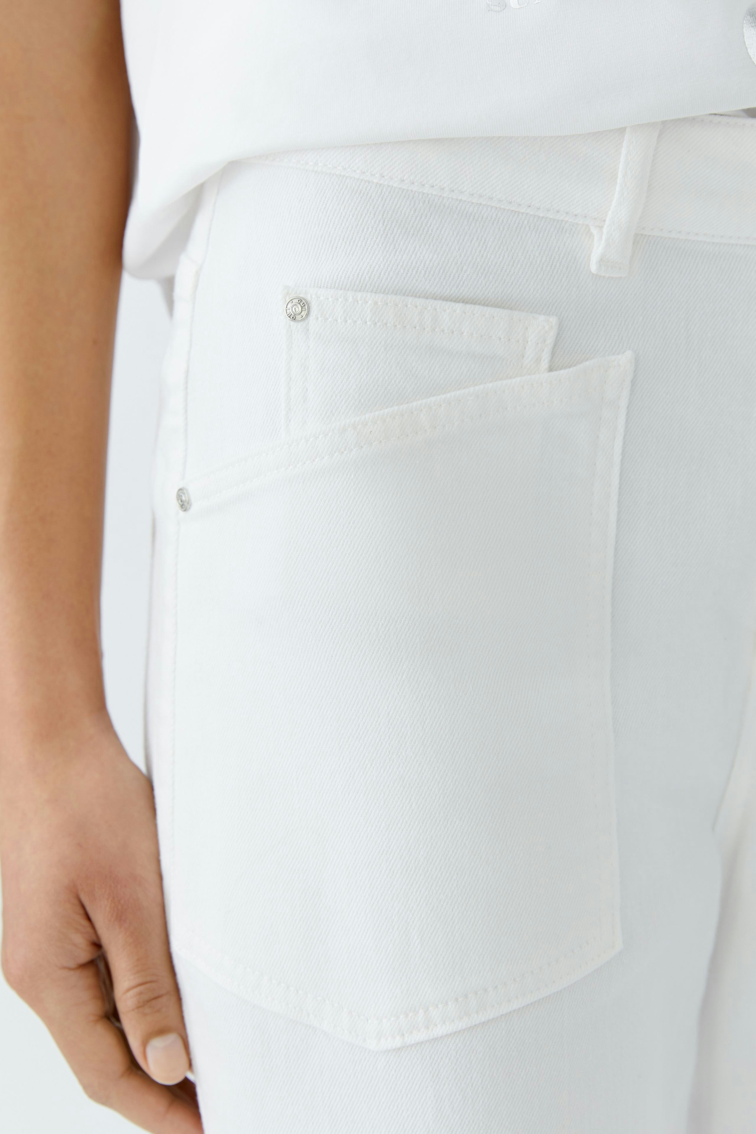 Moderne Damen-Jeans Tapered: Weiße Jeans mit praktischen Taschen und lässigem Schnitt.