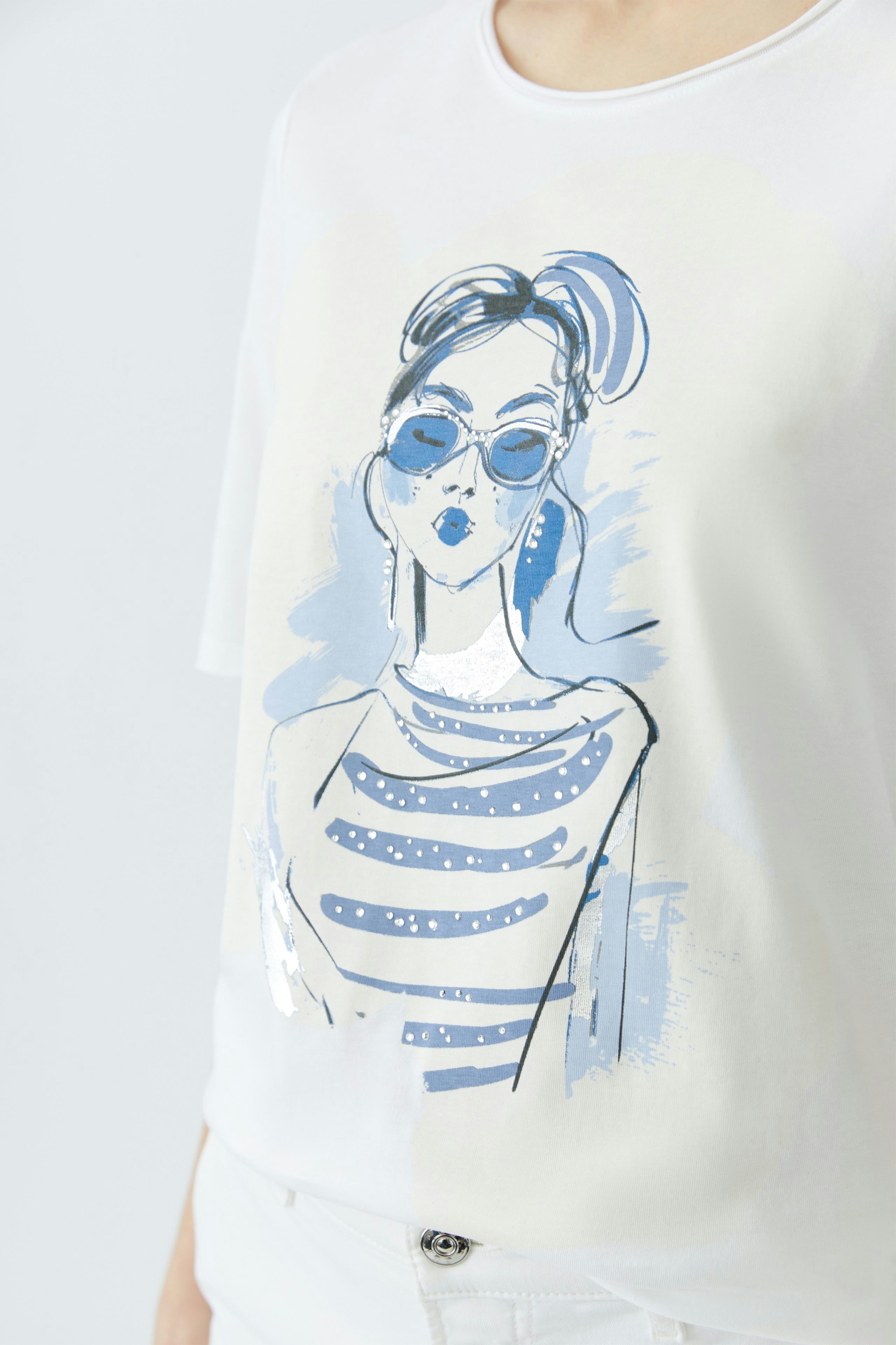 Damen-T-Shirt: Frau in weißem Shirt mit blauem Druck und lässigem Design.