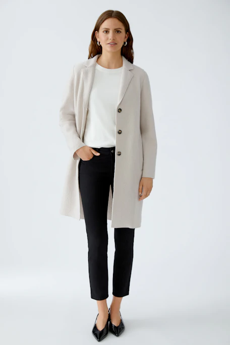 Beiger Wollmantel: Schlichte, taillierte Form mit Knöpfen und Taschen, ideal für den Alltag.