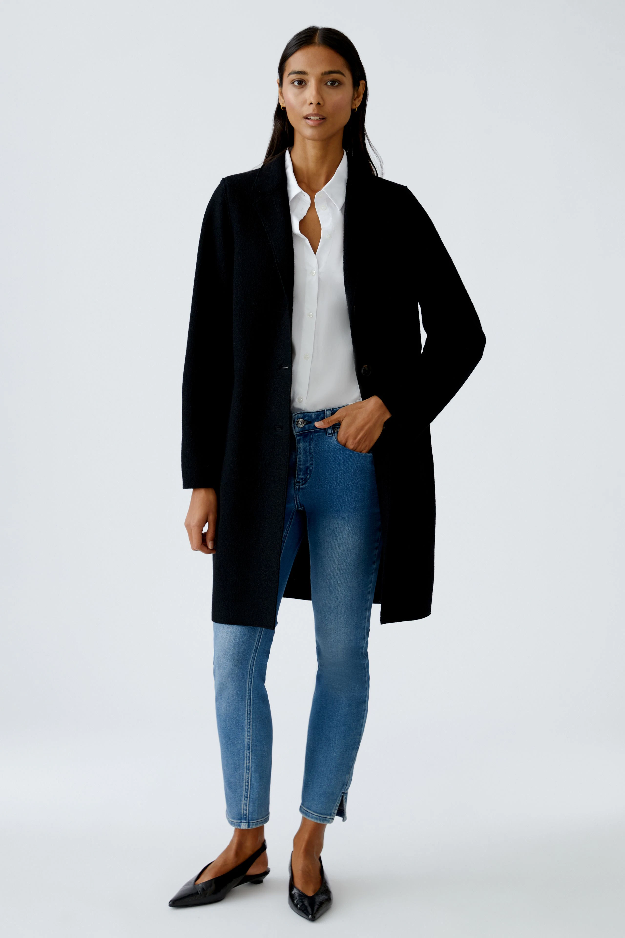 Schwarzer Wollmantel: Langer Damenmantel mit Knöpfen und Taschen, ideal für kühle Tage.