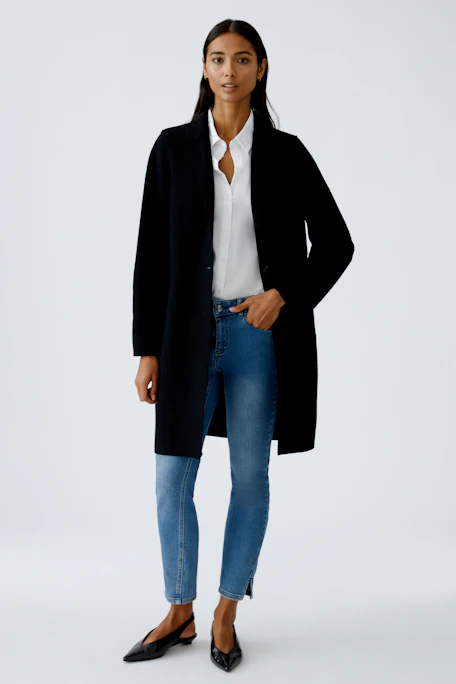 Schwarzer Wollmantel: Langer Damenmantel mit Knöpfen und Taschen, ideal für kühle Tage.