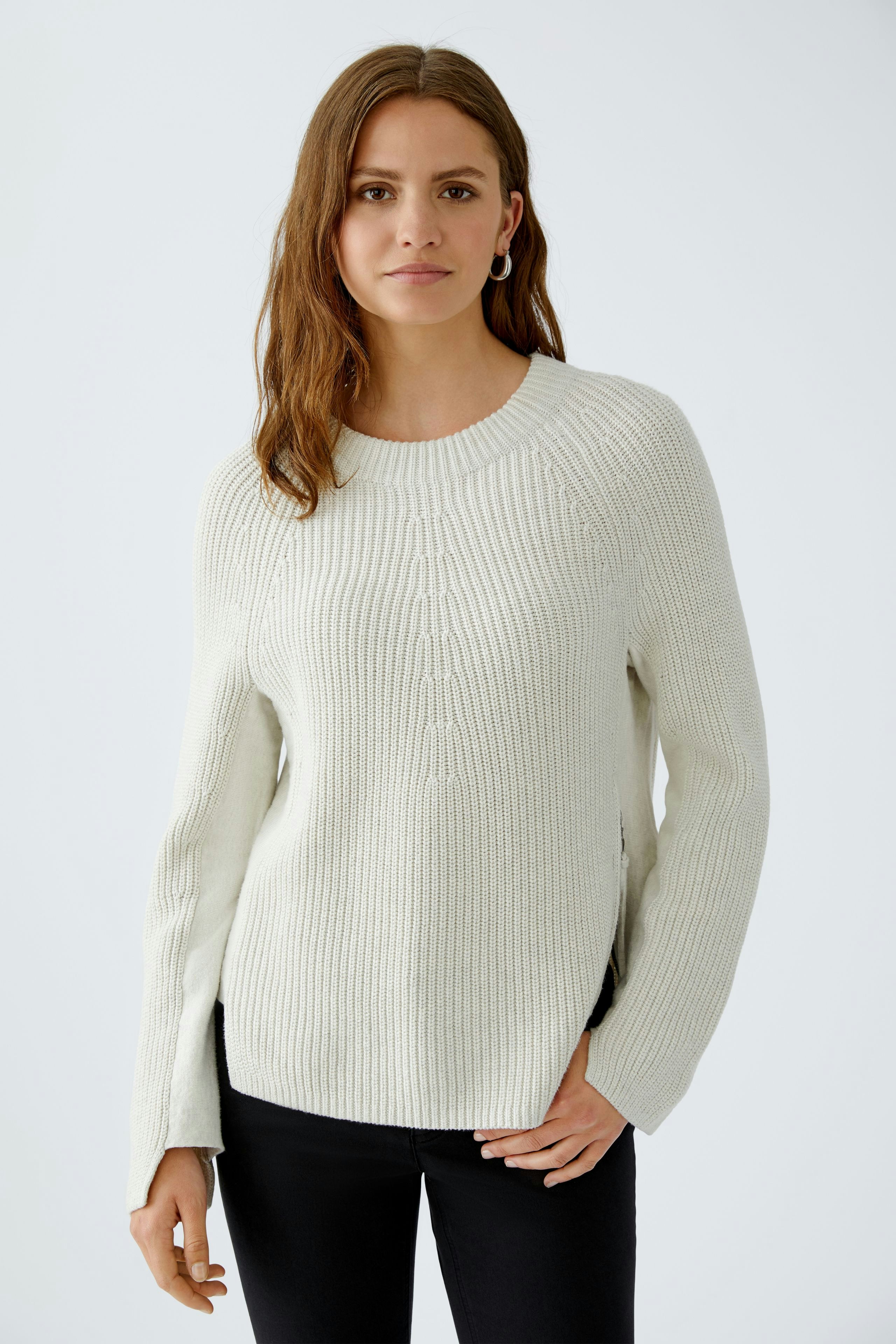Eleganter Damen-Pullover in hellem Beige mit seitlichen Reißverschlüssen, lässig und modern.