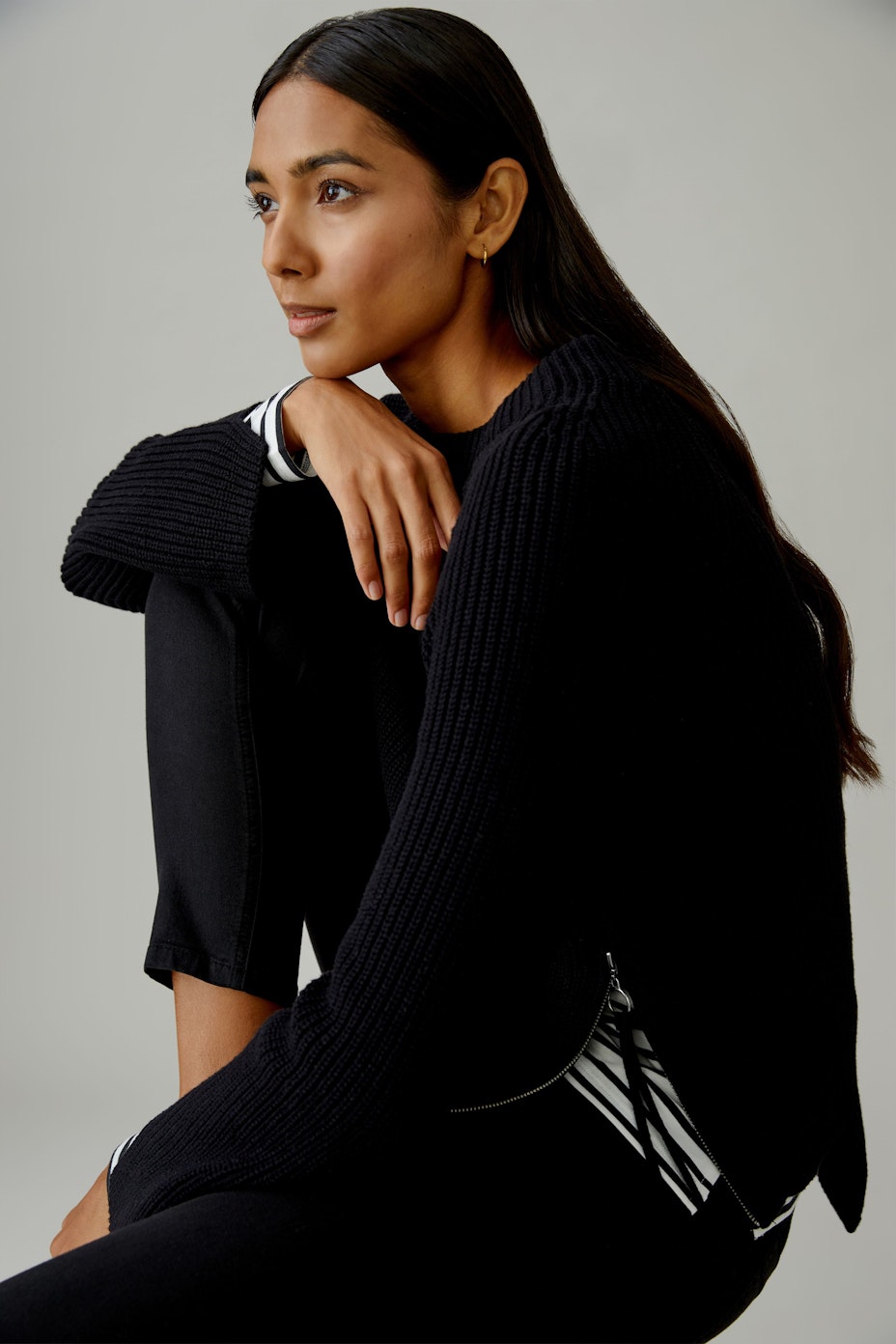 Schwarzer Damen-Pullover mit Rippenstruktur und lässigem Schnitt, ideal für den Alltag.