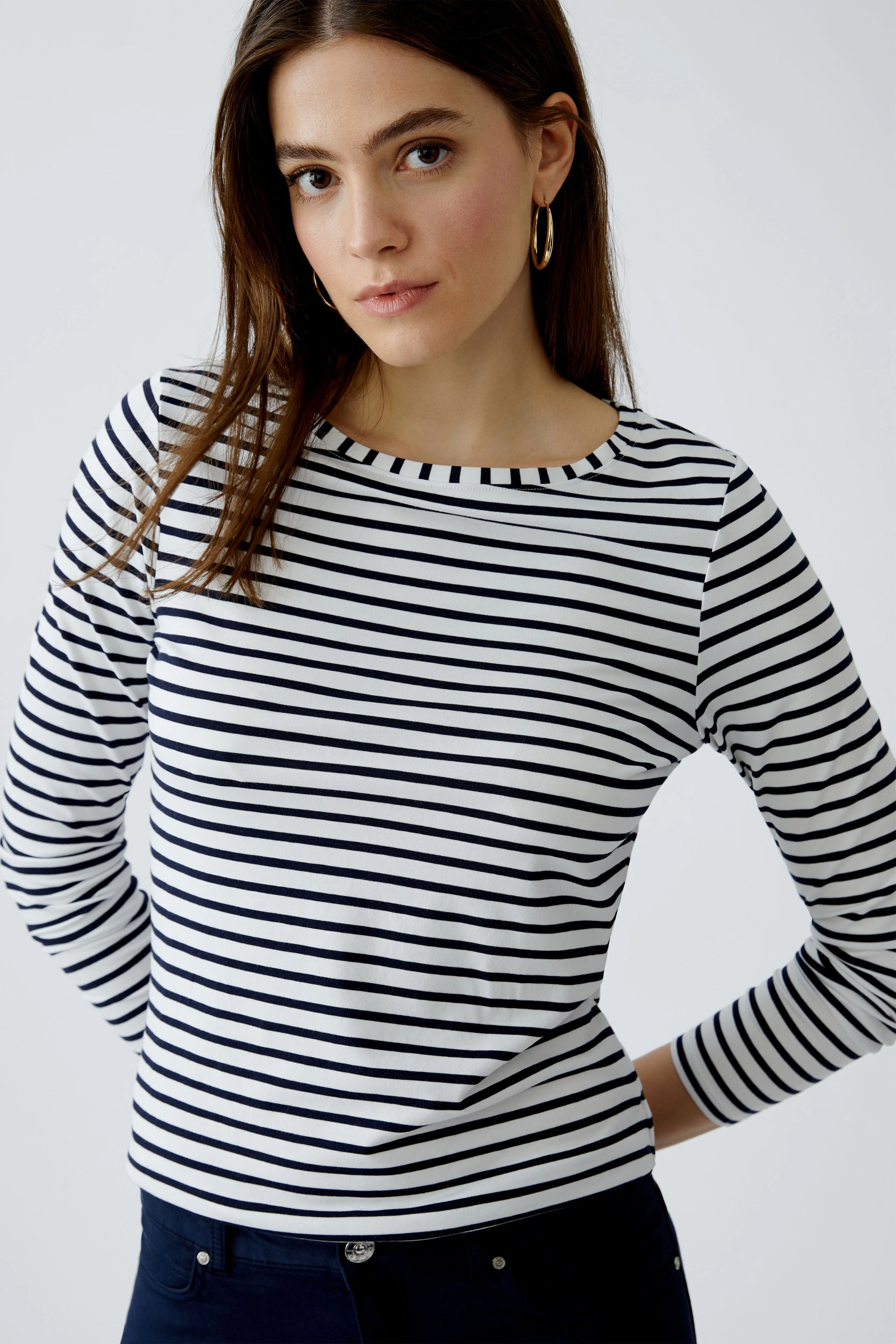 Damen Langarmshirt: Frau in gestreiftem Shirt mit Rundhalsausschnitt und lässigem Look.