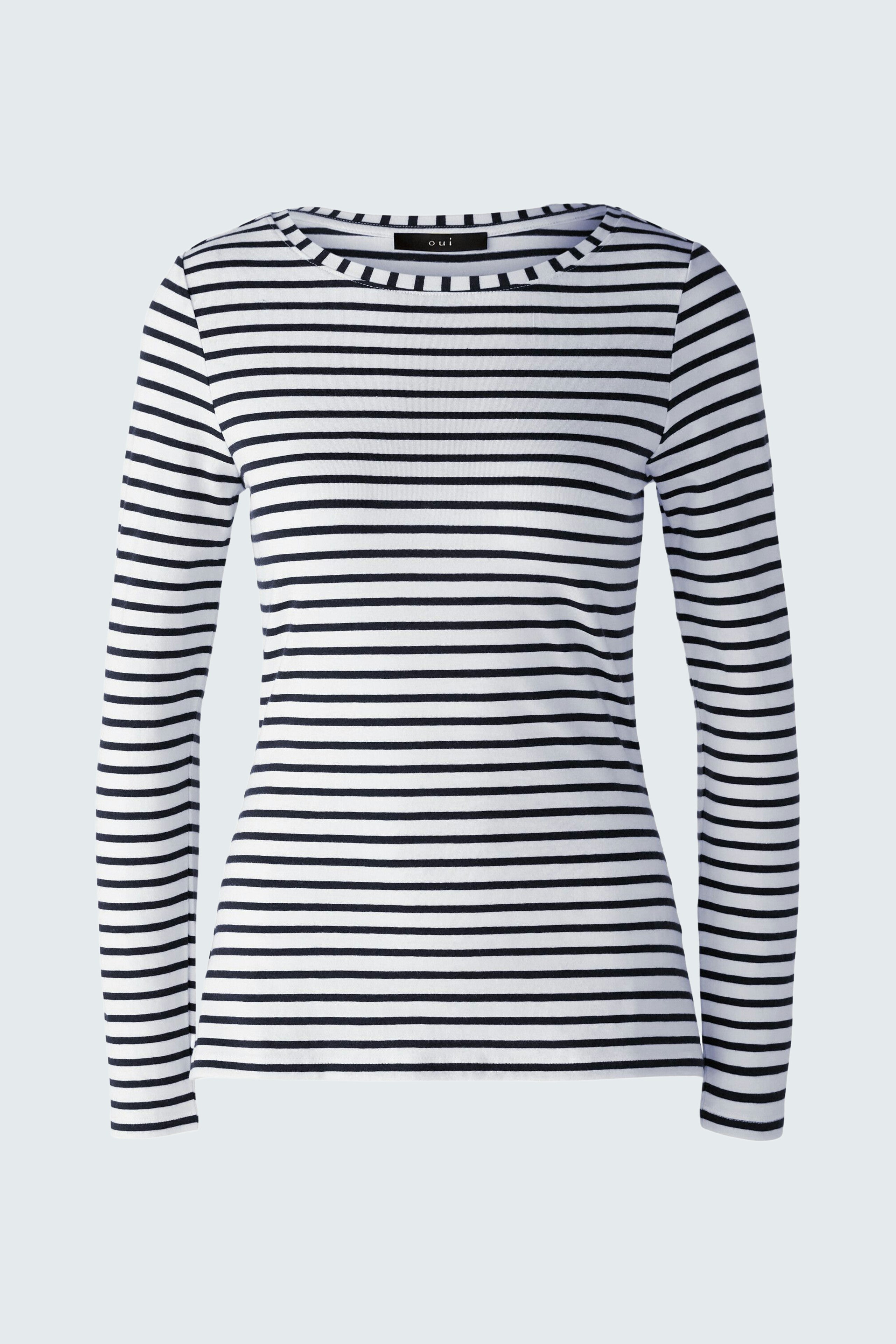 Casual women's long-sleeve shirt: A woman in a striped pullover with a relaxed fit.