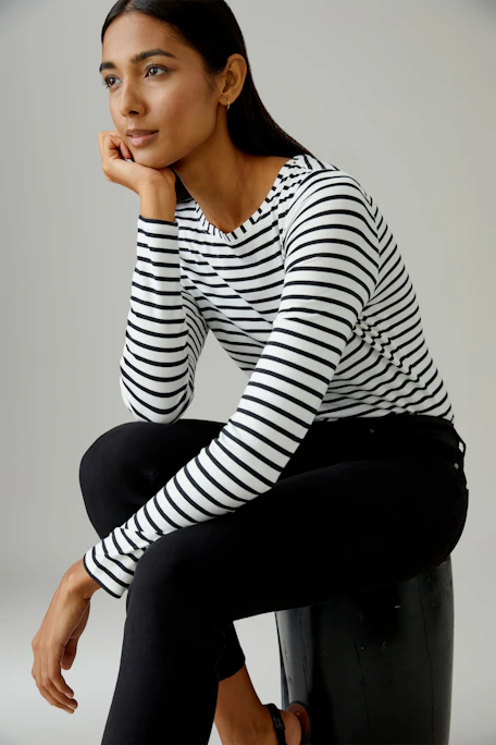 Langarmshirt: Damen Langarmshirt mit maritimen Streifen in Schwarz und Weiß, lässig und vielseitig.