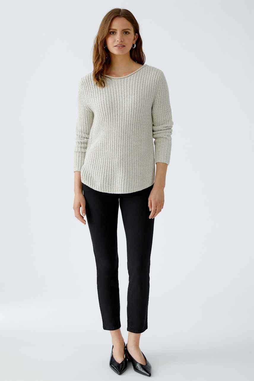 Damen-Pullover: Frau in hellgrauem, geripptem Pullover mit langen Ärmeln und lässiger Passform.