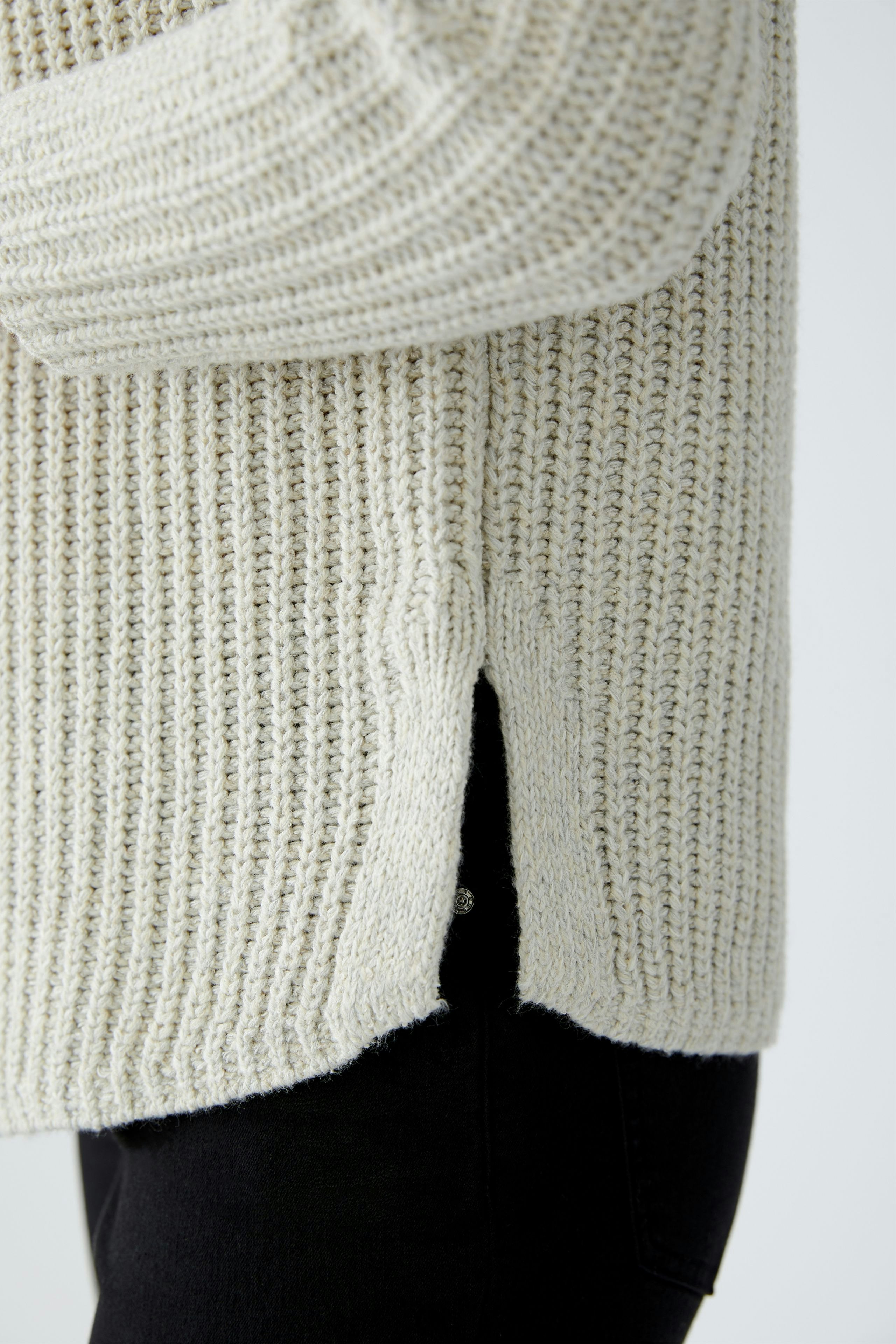 Casual women's pullover: Close-up of a light knitted pullover with side slits, perfect for everyday wear.