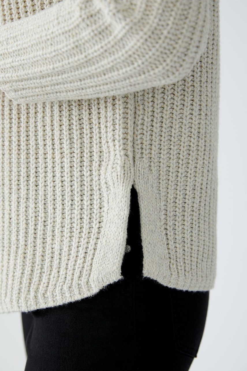 Bequemer Damen-Pullover in hellem Beige mit seitlichen Schlitzen, ideal für lässige Outfits.