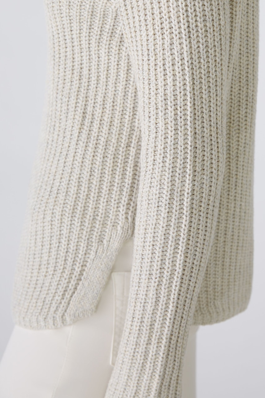 Bequemer Damen-Pullover in hellem Beige mit strukturiertem Strickmuster und lässigem Schnitt.