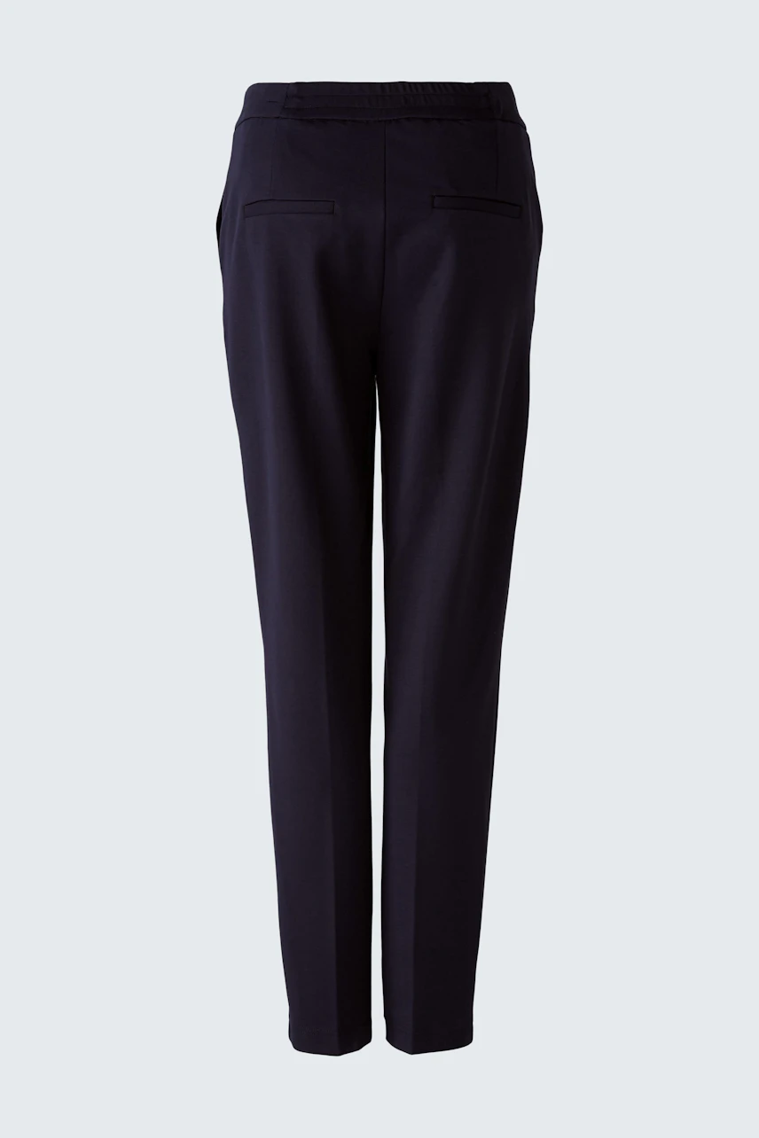 Comfortable women's trousers in dark navy with a sleek fit and practical pockets.