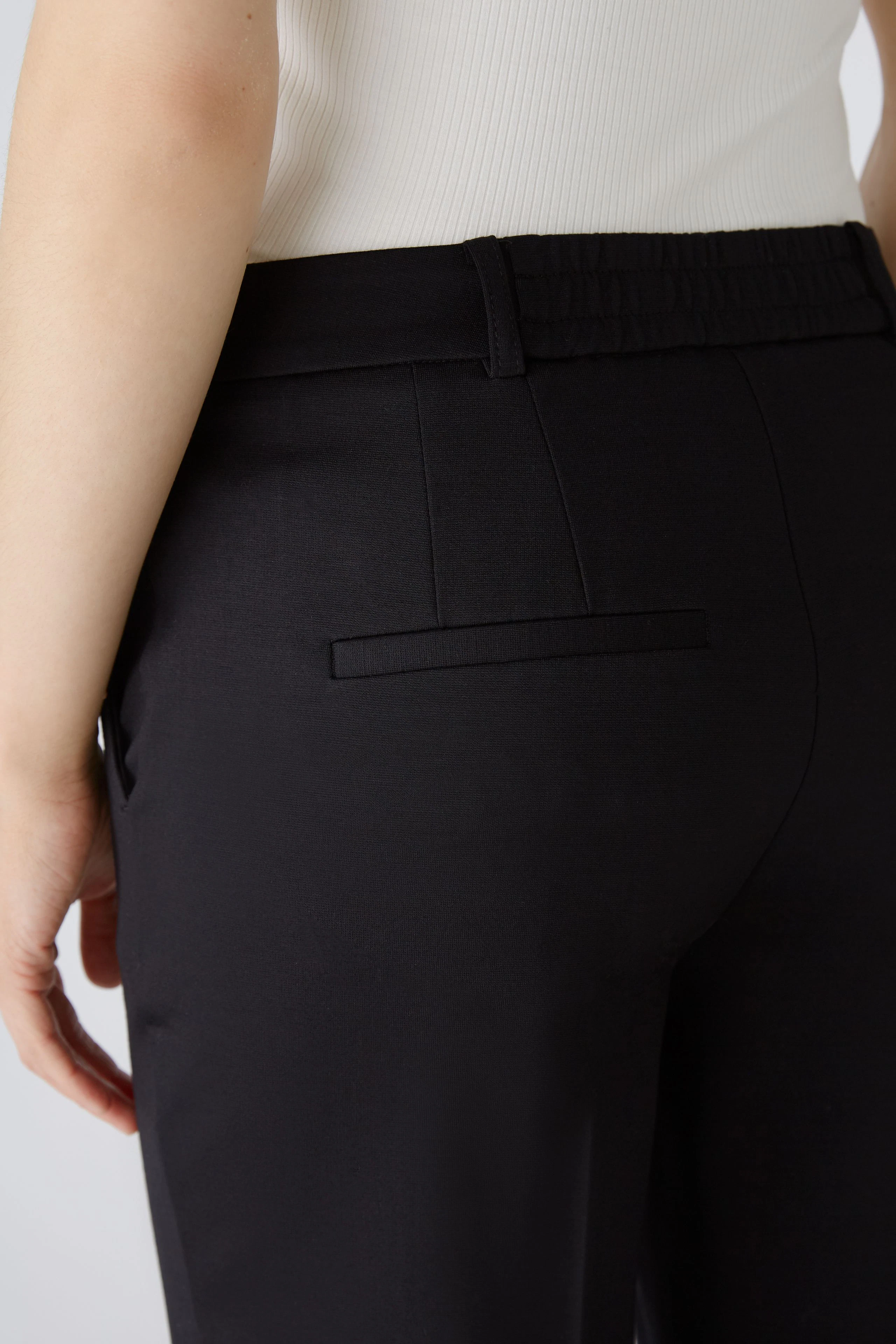 Comfortable women's trousers with a relaxed fit and elastic waistband, perfect for everyday wear.