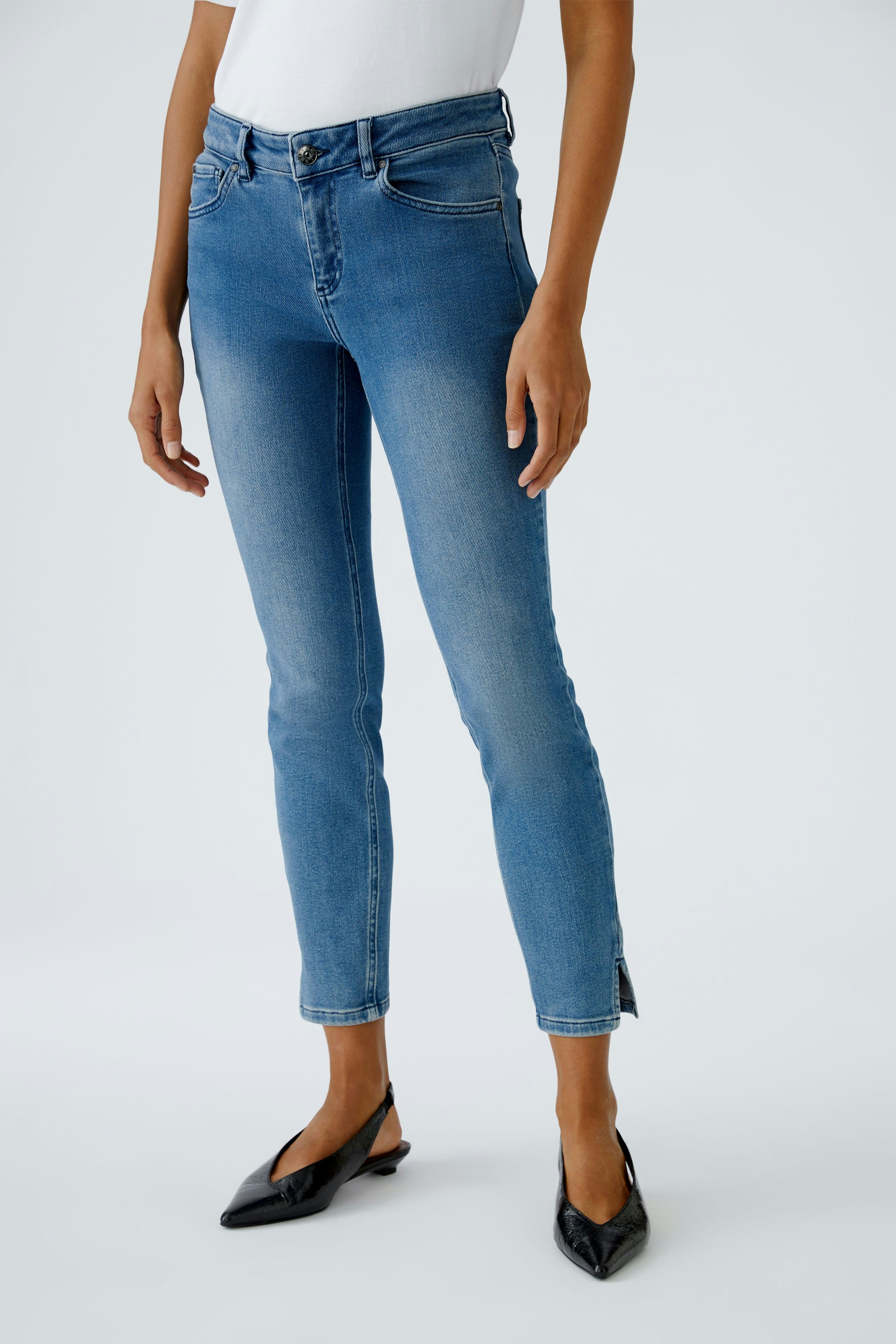 Moderne Jeans Skinny: Frau in blauen Skinny Jeans mit schmalem Schnitt und seitlichen Schlitzen.
