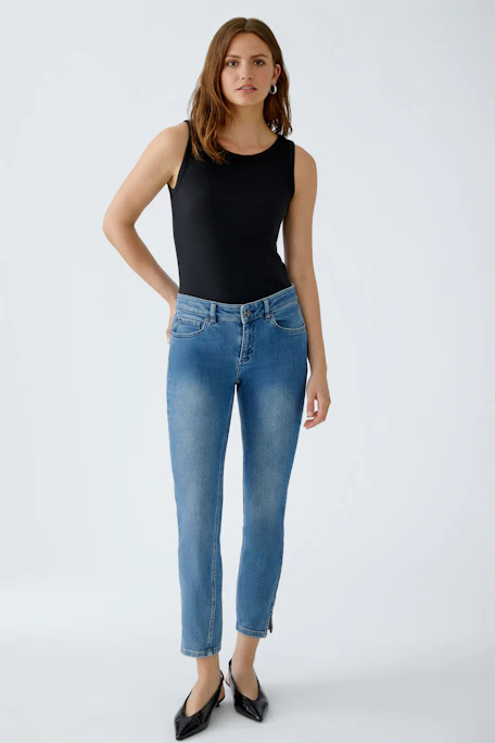 Schwarzes Damen-Top: Elegantes, ärmelloses Oberteil mit schmalem Schnitt für einen modernen Look.