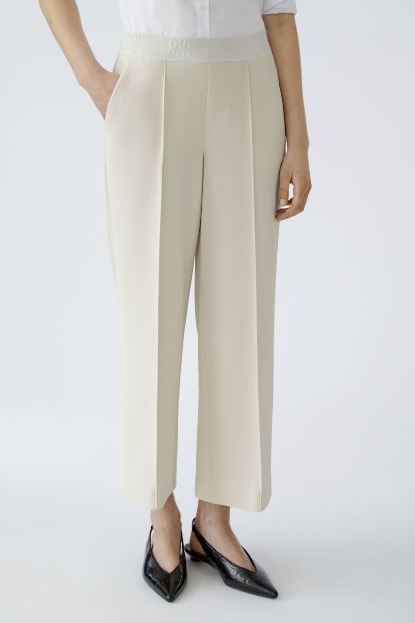 Bequeme Damen-Culotte in hellem Beige, mit weitem Schnitt und elastischem Bund, ideal für den Alltag.
