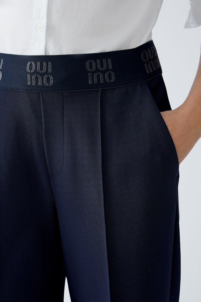 Stylish culotte: Woman in navy culottes with a comfortable waistband, perfect for casual wear.