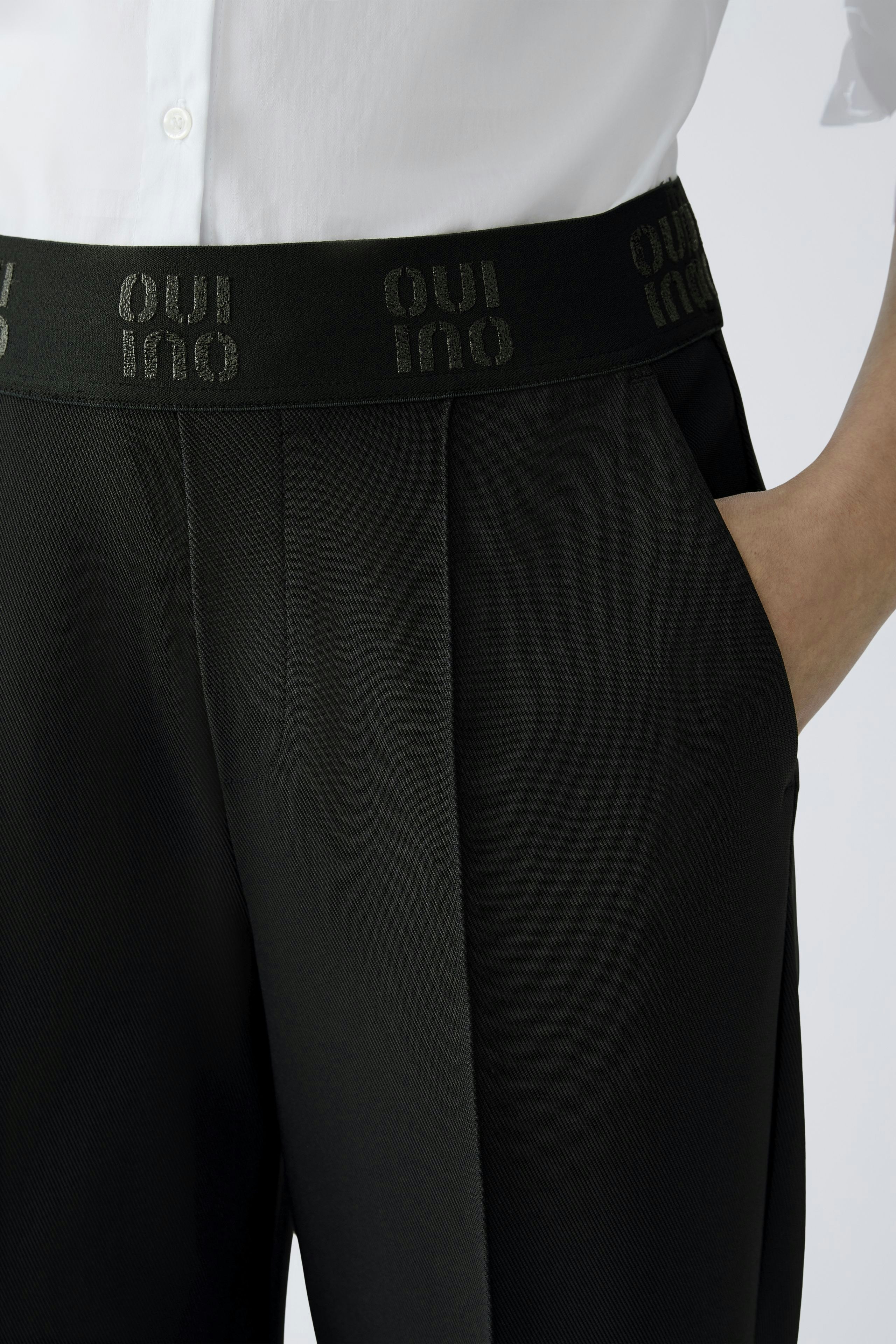 Casual culotte: Woman in black culotte with a comfortable waistband, perfect for everyday wear.
