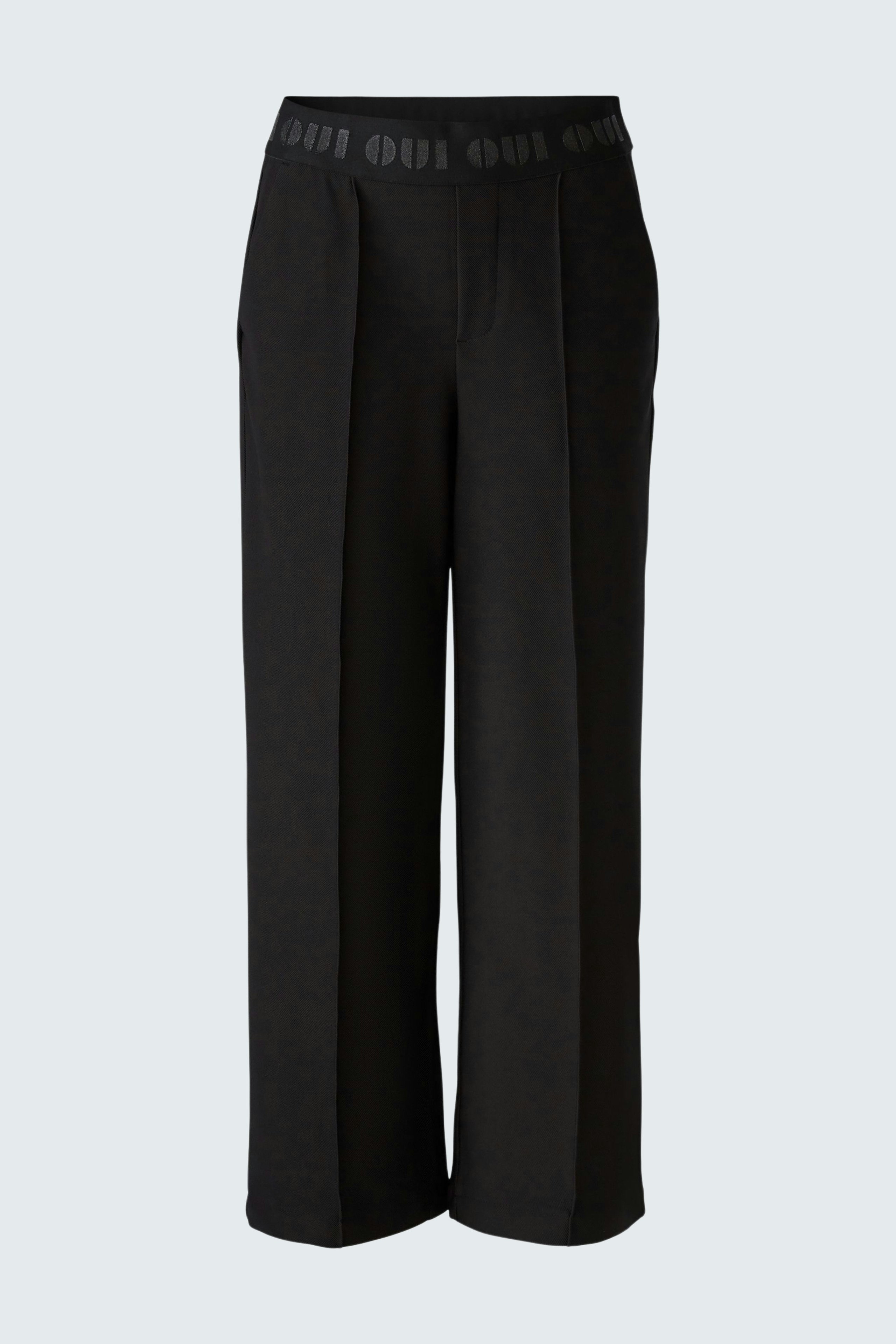 Comfortable culotte: Black wide-leg pants with a stylish waistband for a relaxed fit.