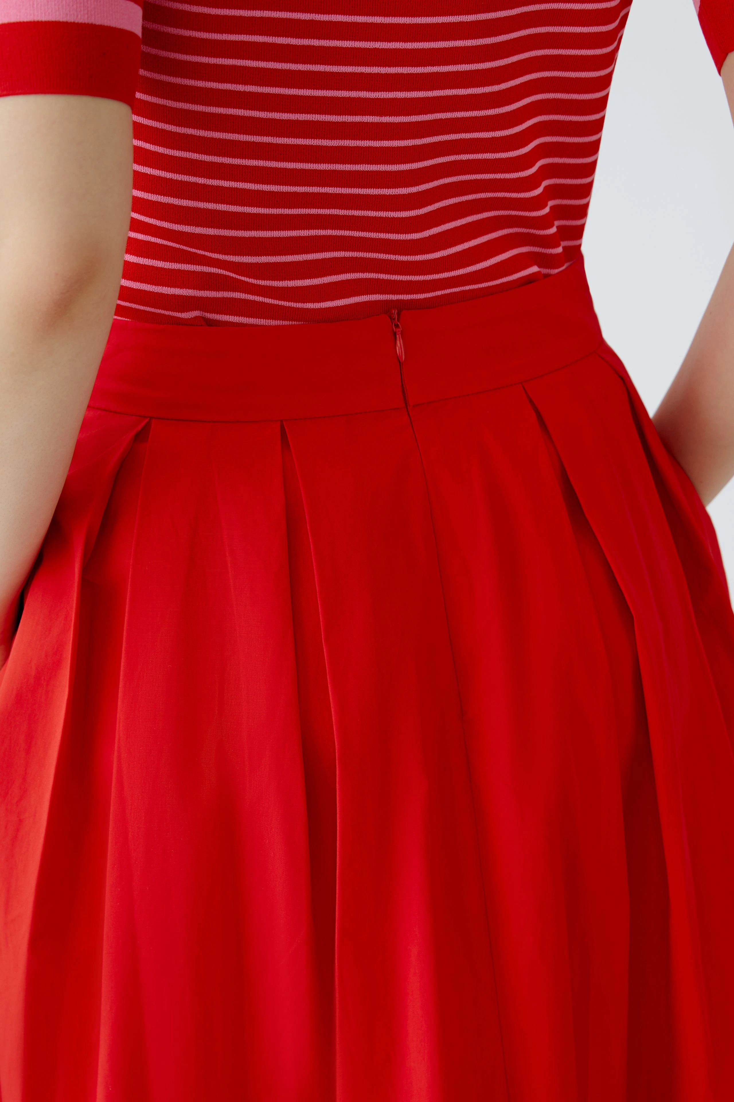 A-Linien-Rock: Rote Damen-A-Linie mit Falten und Reißverschluss, ideal für lässige Outfits.