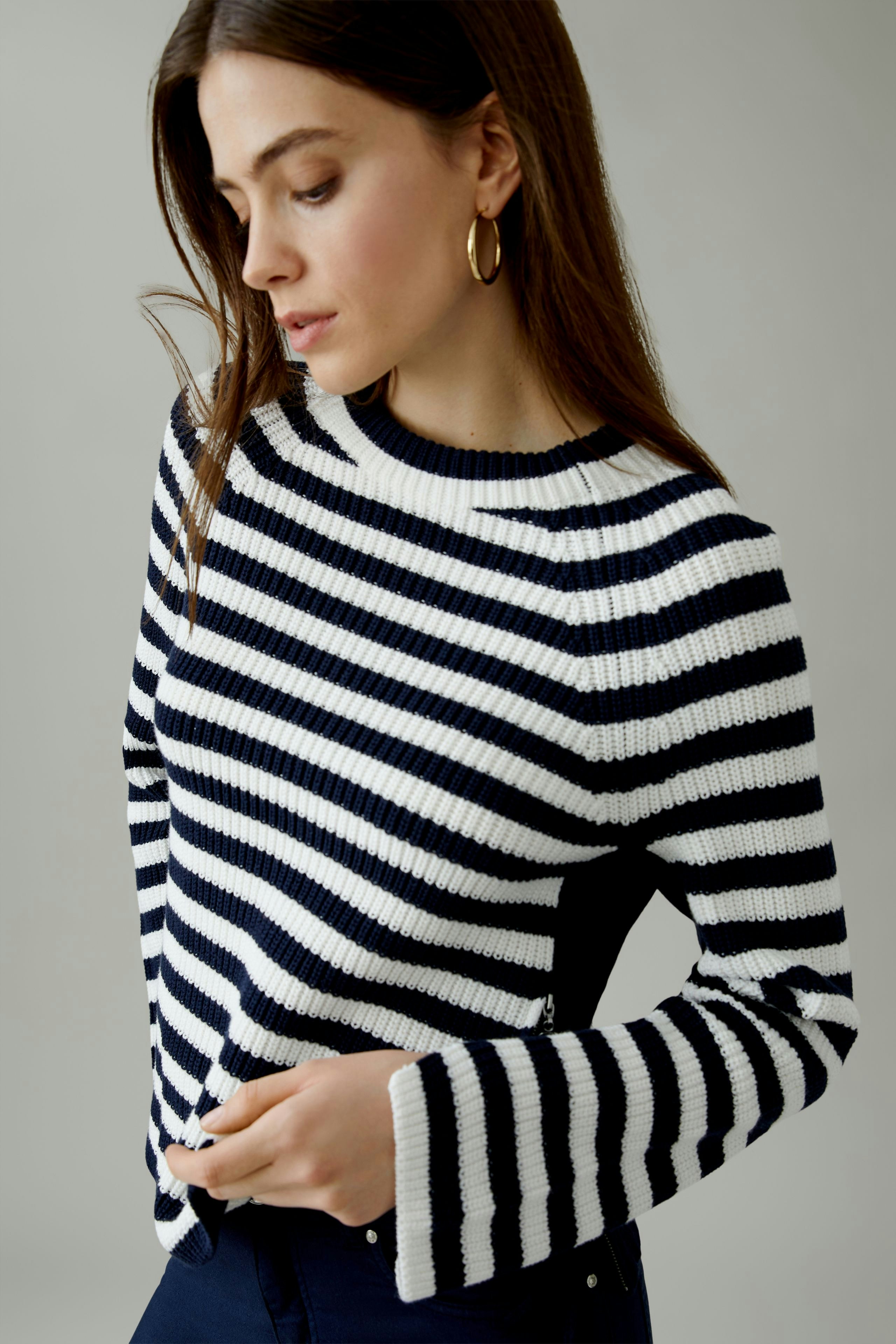 Damen-Pullover: Frau in gestreiftem Pullover mit Rundhalsausschnitt und lässigem Look.