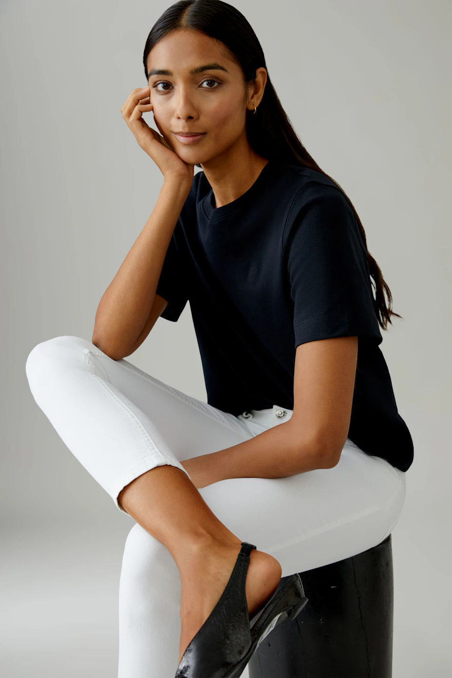 Casual women's jeggings in white, featuring a classic five-pocket design and a comfortable fit.