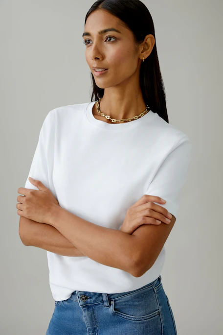 Klassisches Damen-T-Shirt in Weiß mit kurzen Ärmeln, ideal für lässige Outfits.