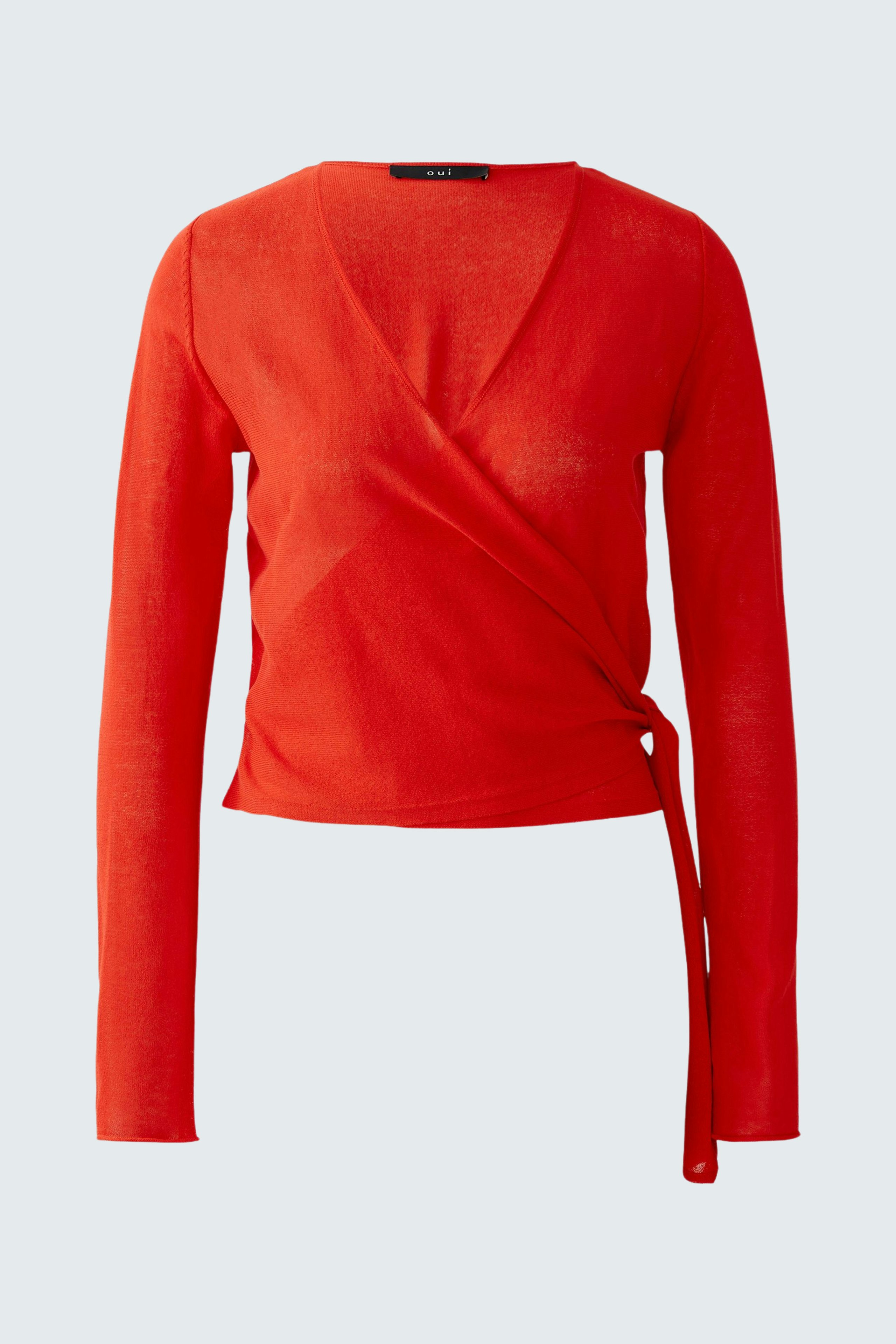 Roter Wickelpullover mit langen Ärmeln.