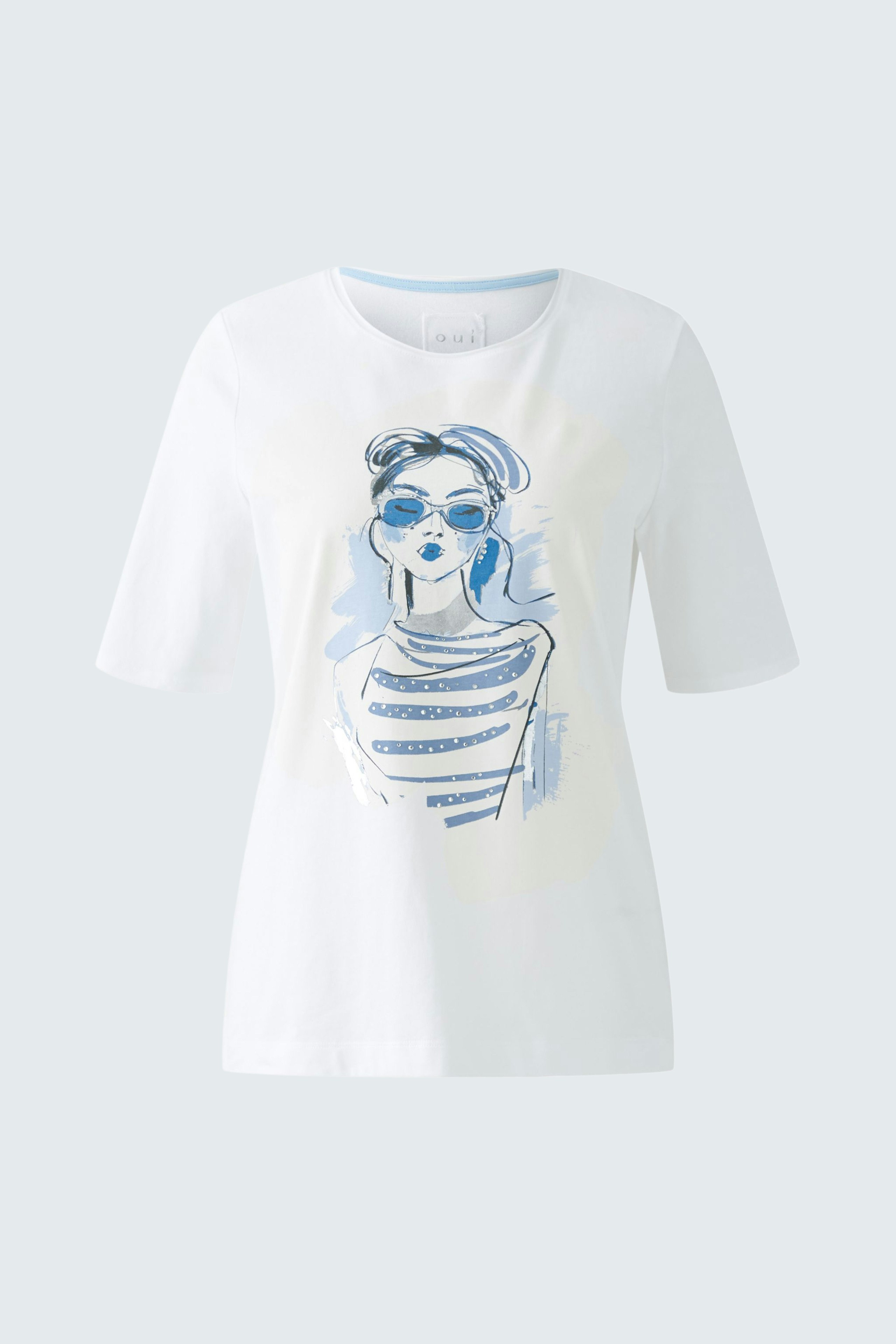 Weißes Damen-T-Shirt mit modischem Druck einer Frauen Silhouette mit Sonnenbrille und maritimen Streifen.