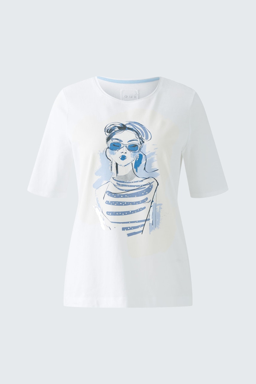 Casual women's T-shirt: White shirt with a blue graphic design, perfect for everyday wear.