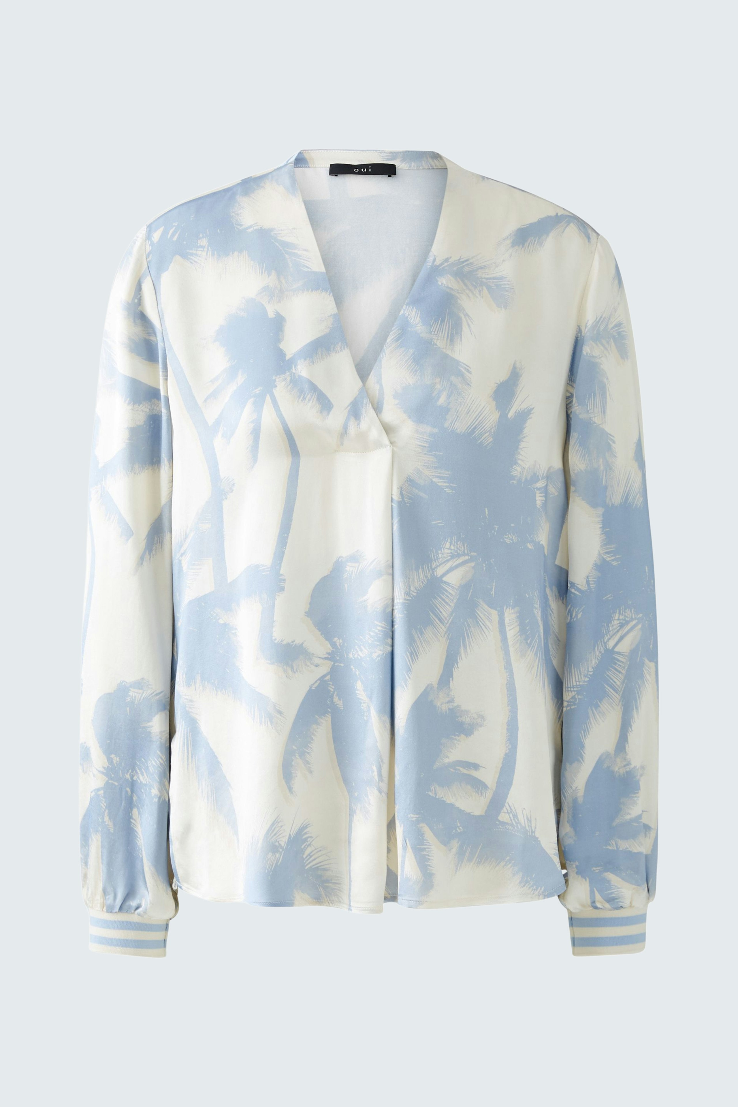 Leichte Damen-Bluse mit blauem Palmendruck, ideal für entspannte Sommerlooks.