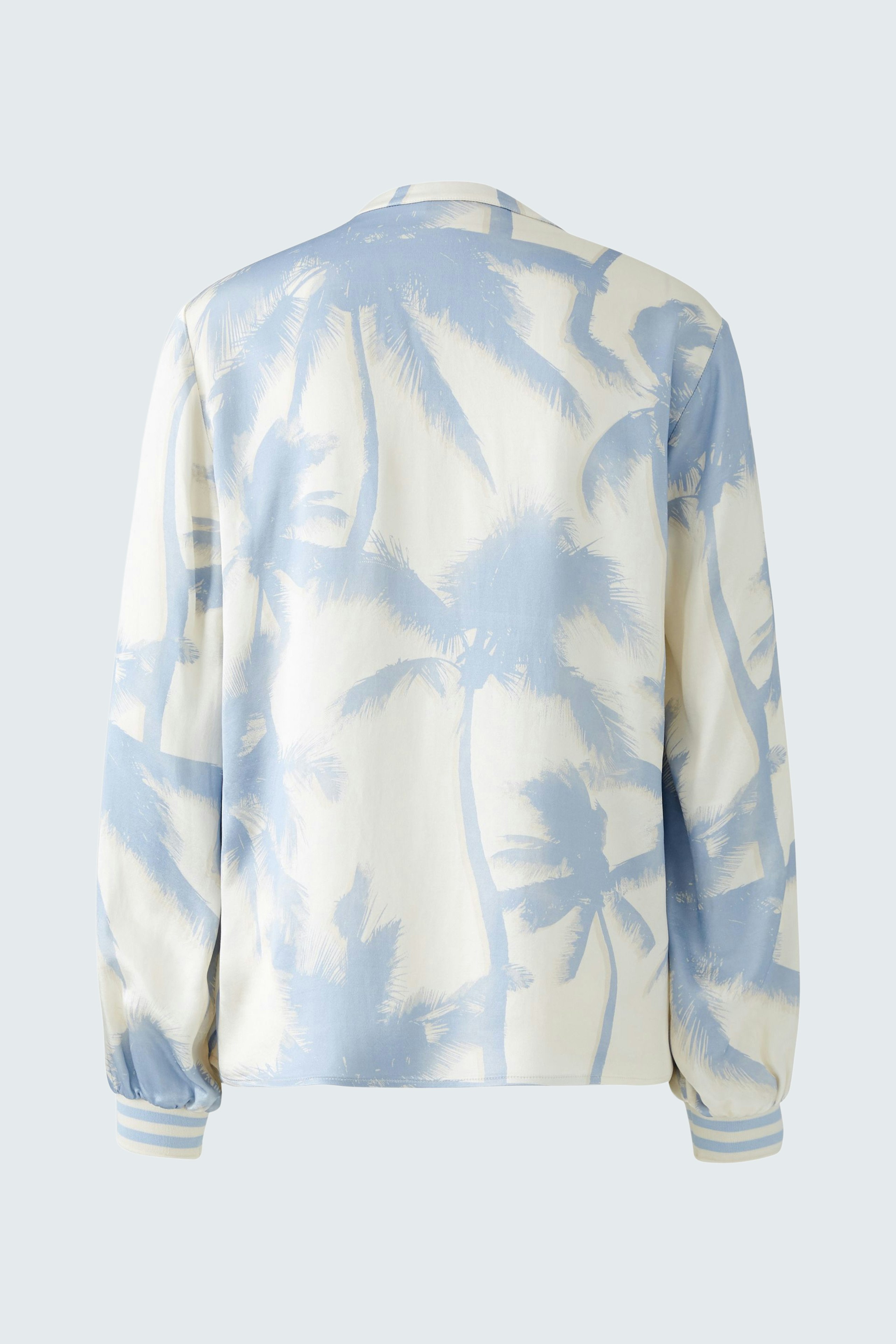 Damen-Bluse mit Palmenmuster in Blau und Creme, lässiger Schnitt, ideal für den Sommer.