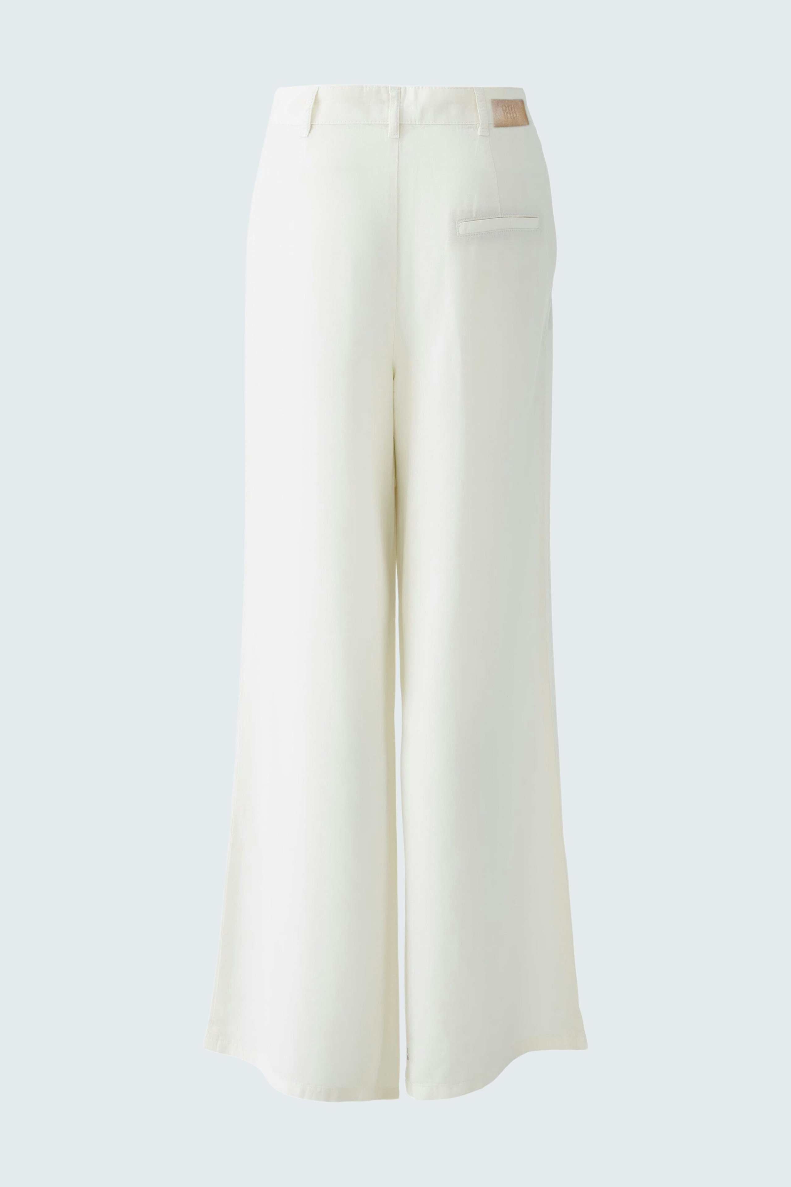 Helle Damen-Hose: Weite, weiße Hose mit lässigem Schnitt und praktischen Taschen.