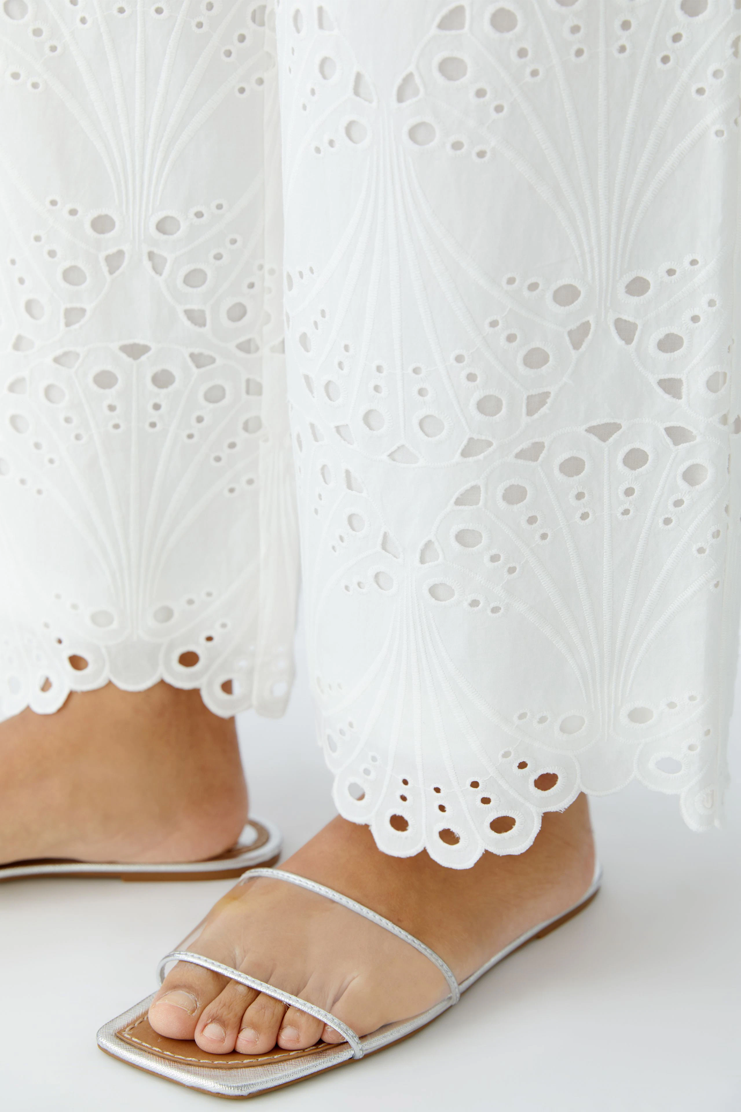 Luftige Damen-Culotte: Weiße Culotte mit filigranem Muster, ideal für warme Tage.